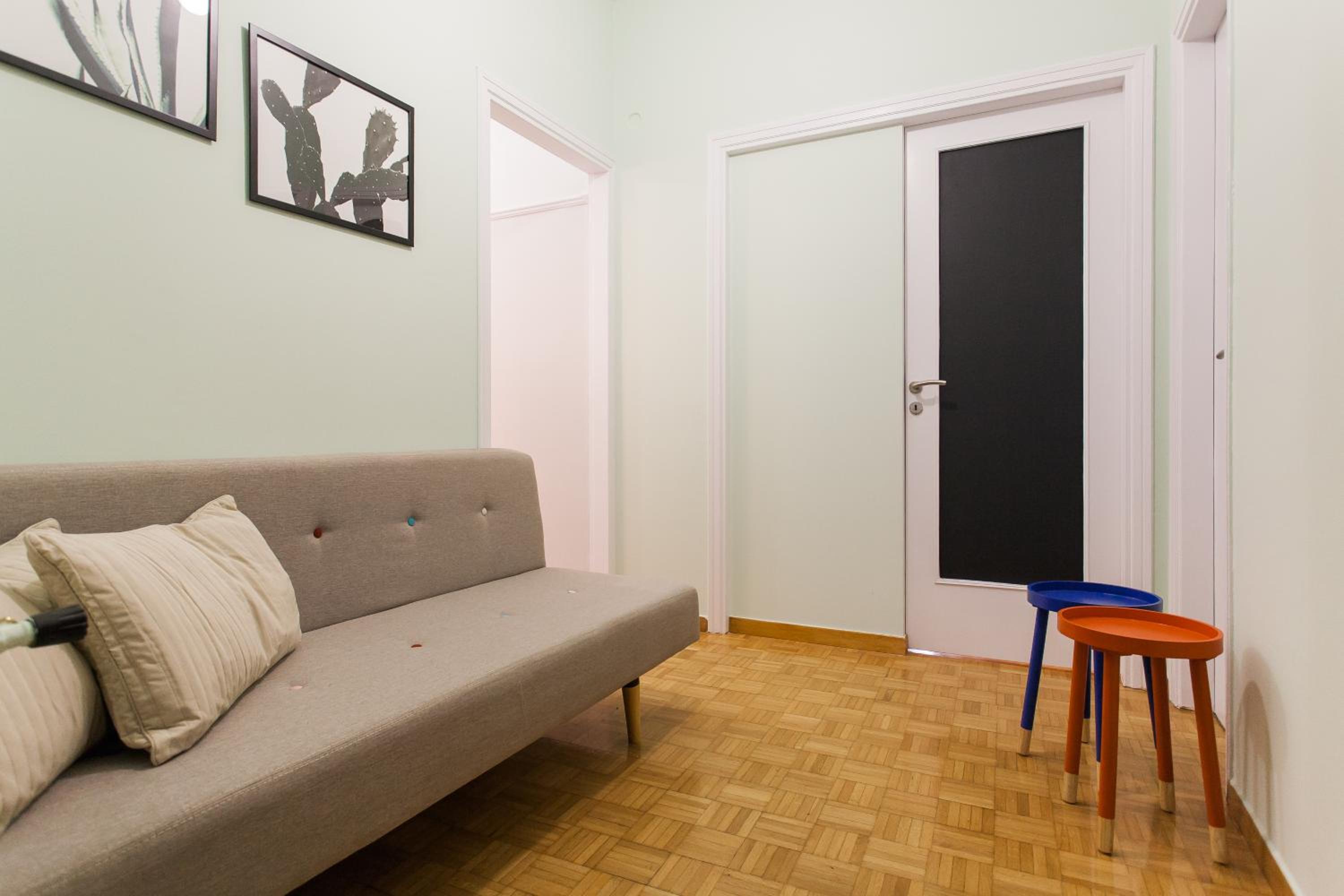 Museum of Modern Art Rooms in apartment, next to metro Suggrou Fix, walk to Acropolis