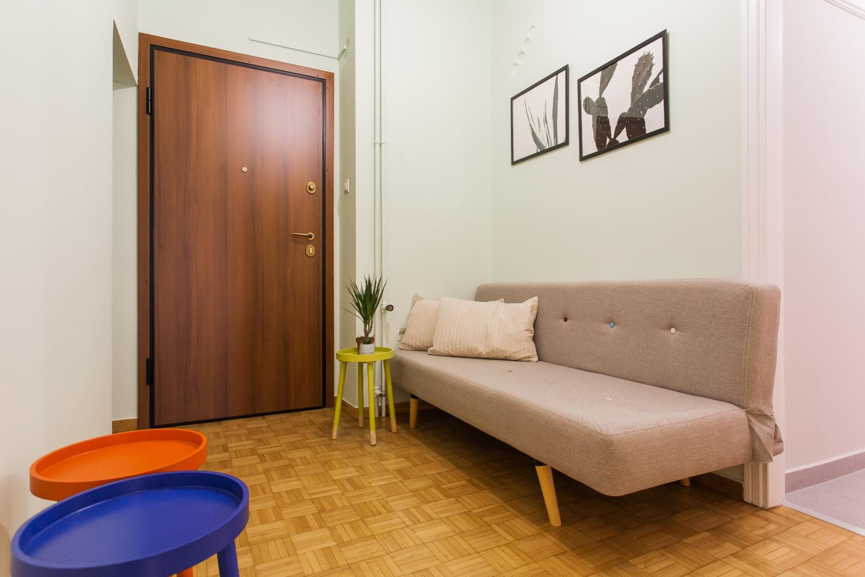 Museum of Modern Art Rooms in apartment, next to metro Suggrou Fix, walk to Acropolis
