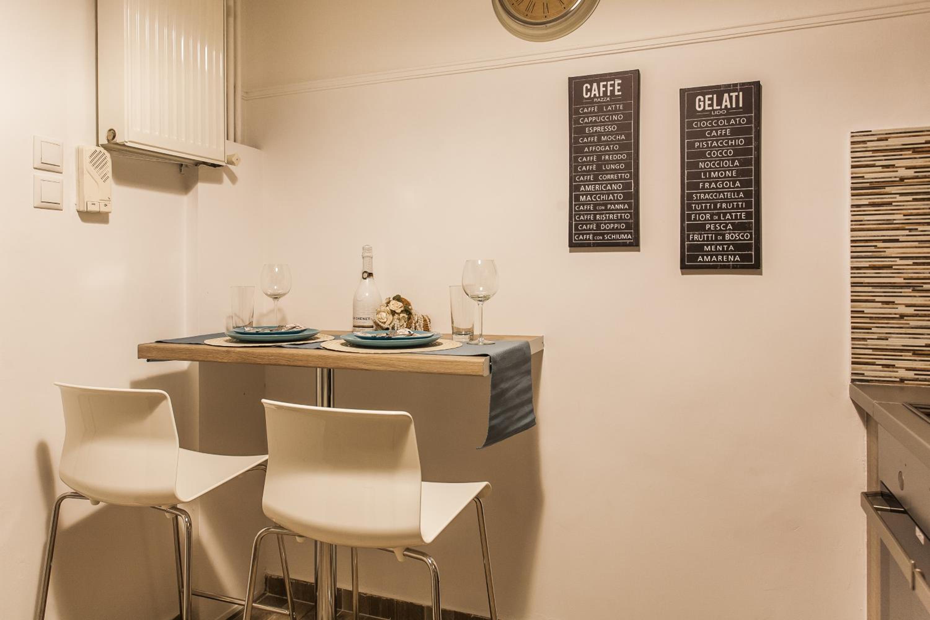 Museum of Modern Art Rooms in apartment, next to metro Suggrou Fix, walk to Acropolis