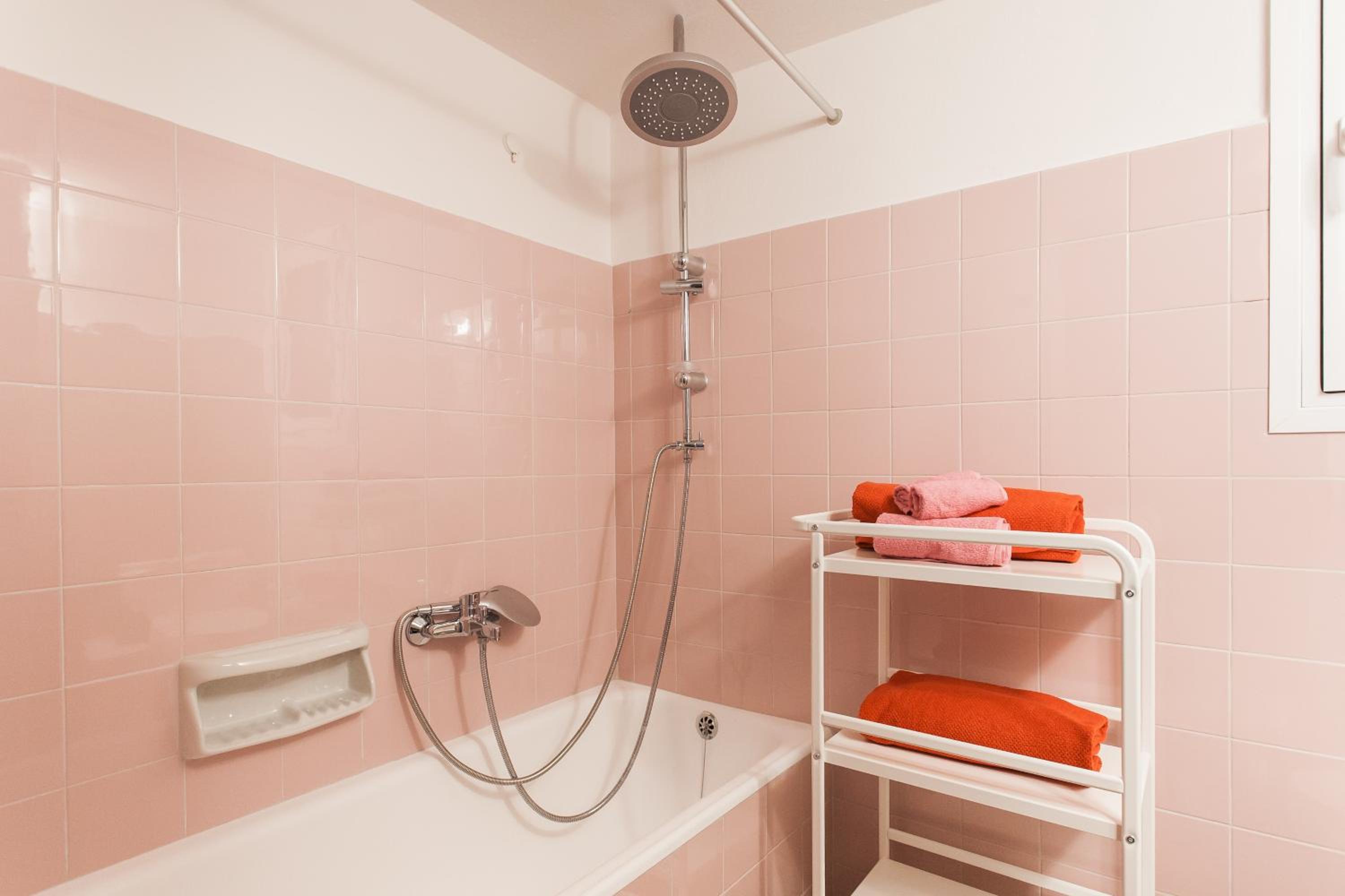 Museum of Modern Art Rooms in apartment, next to metro Suggrou Fix, walk to Acropolis