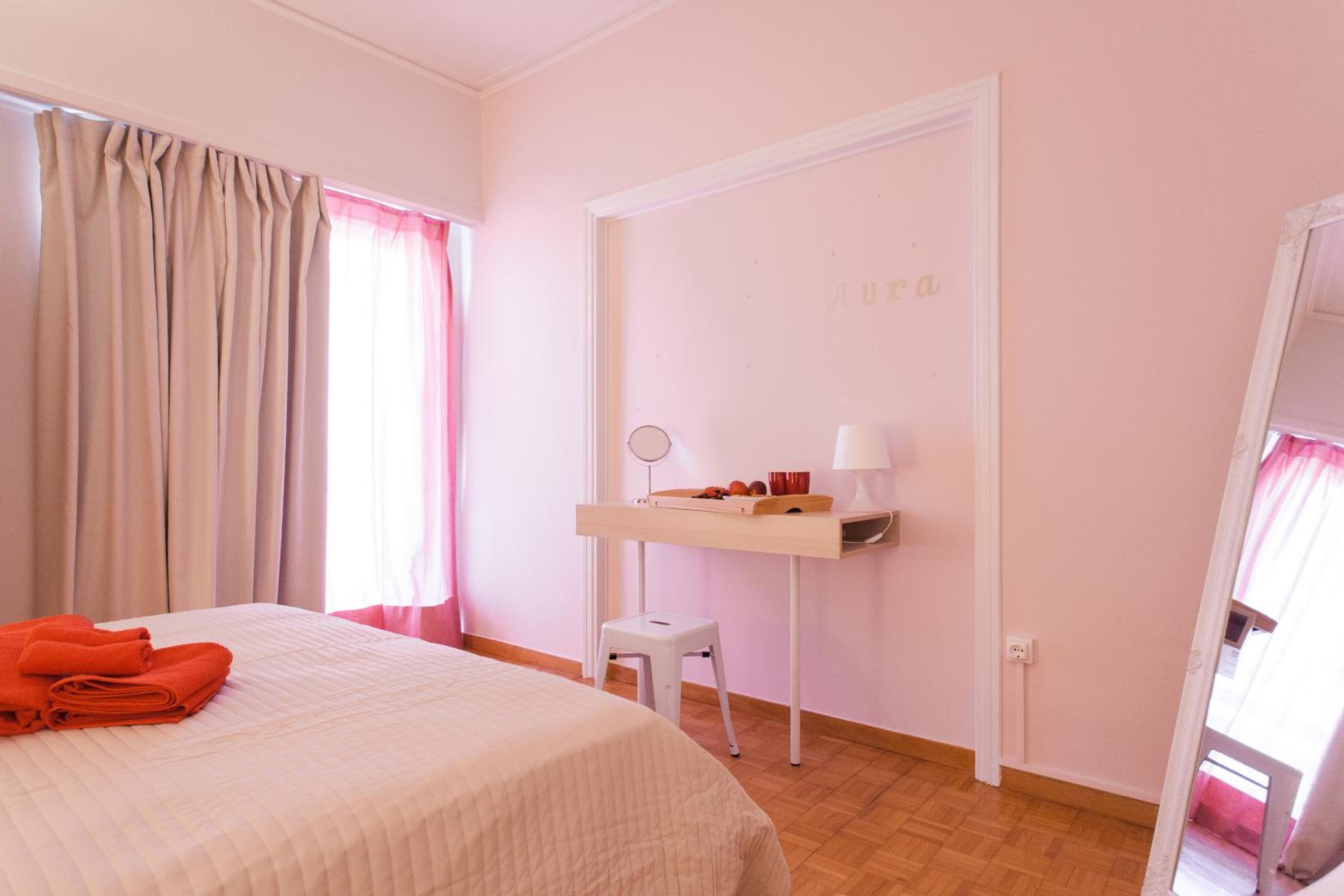 Museum of Modern Art Rooms in apartment, next to metro Suggrou Fix, walk to Acropolis