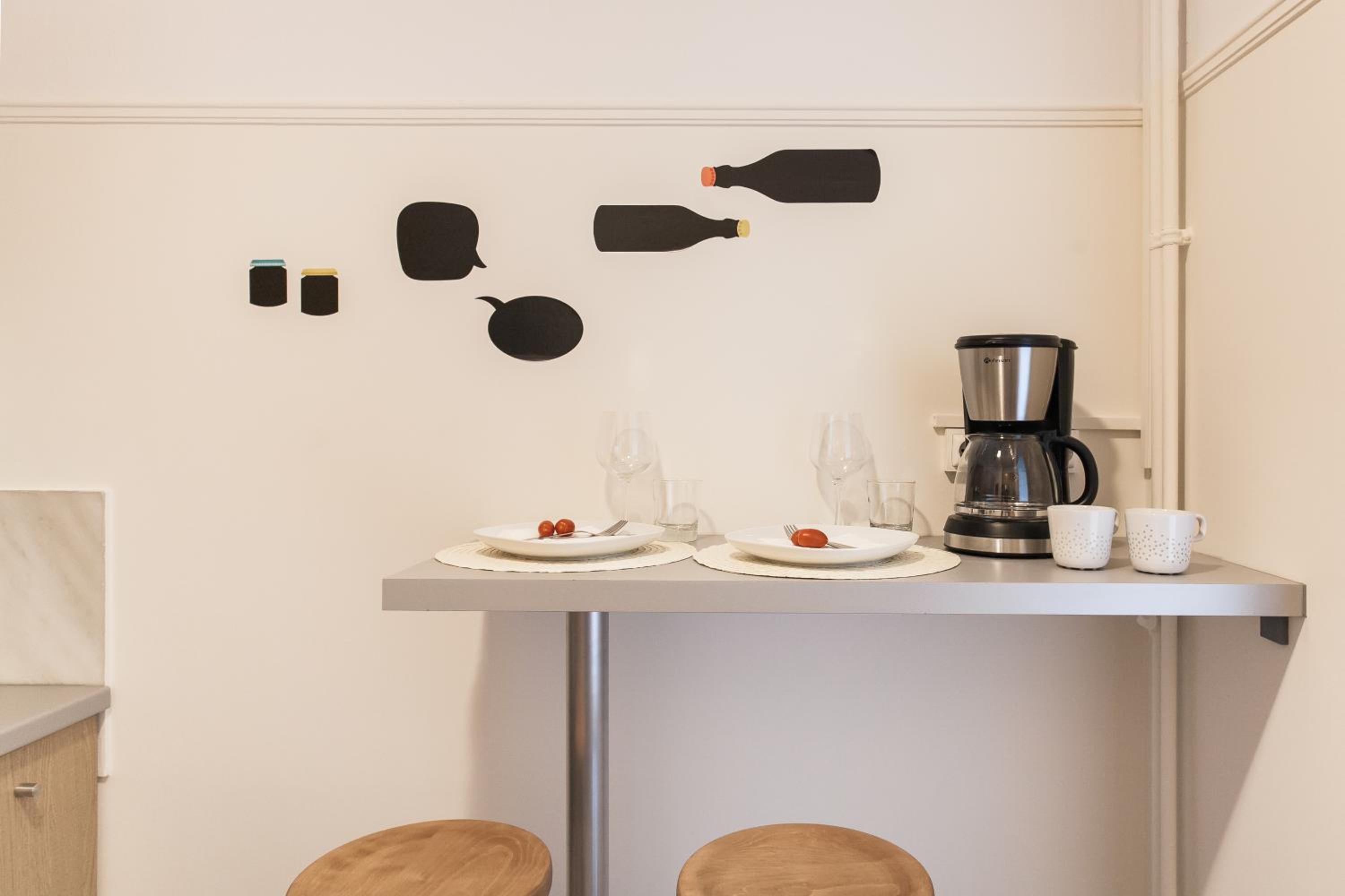Museum of Modern Art Rooms in apartment, next to metro Suggrou Fix, walk to Acropolis