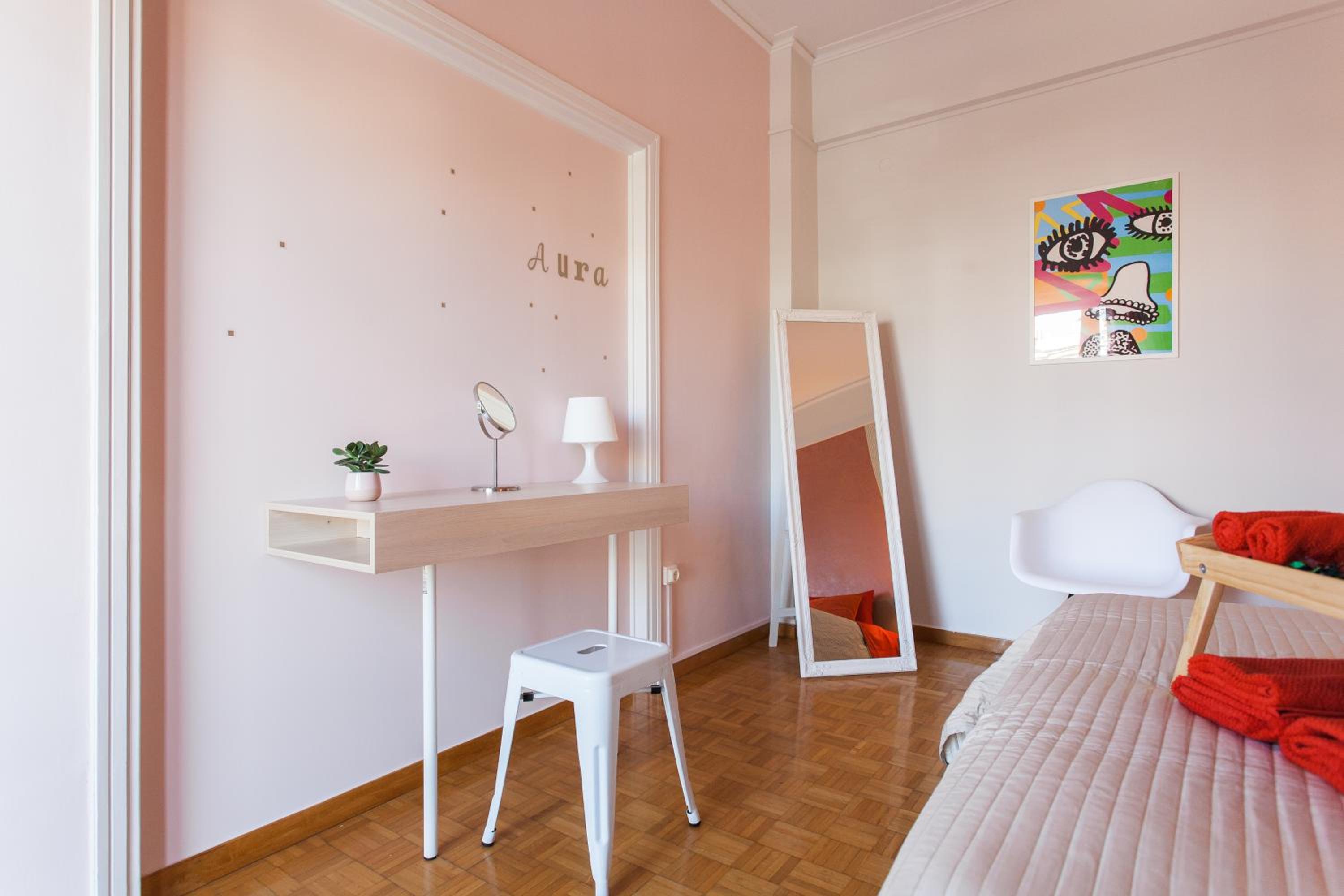 Museum of Modern Art Rooms in apartment, next to metro Suggrou Fix, walk to Acropolis