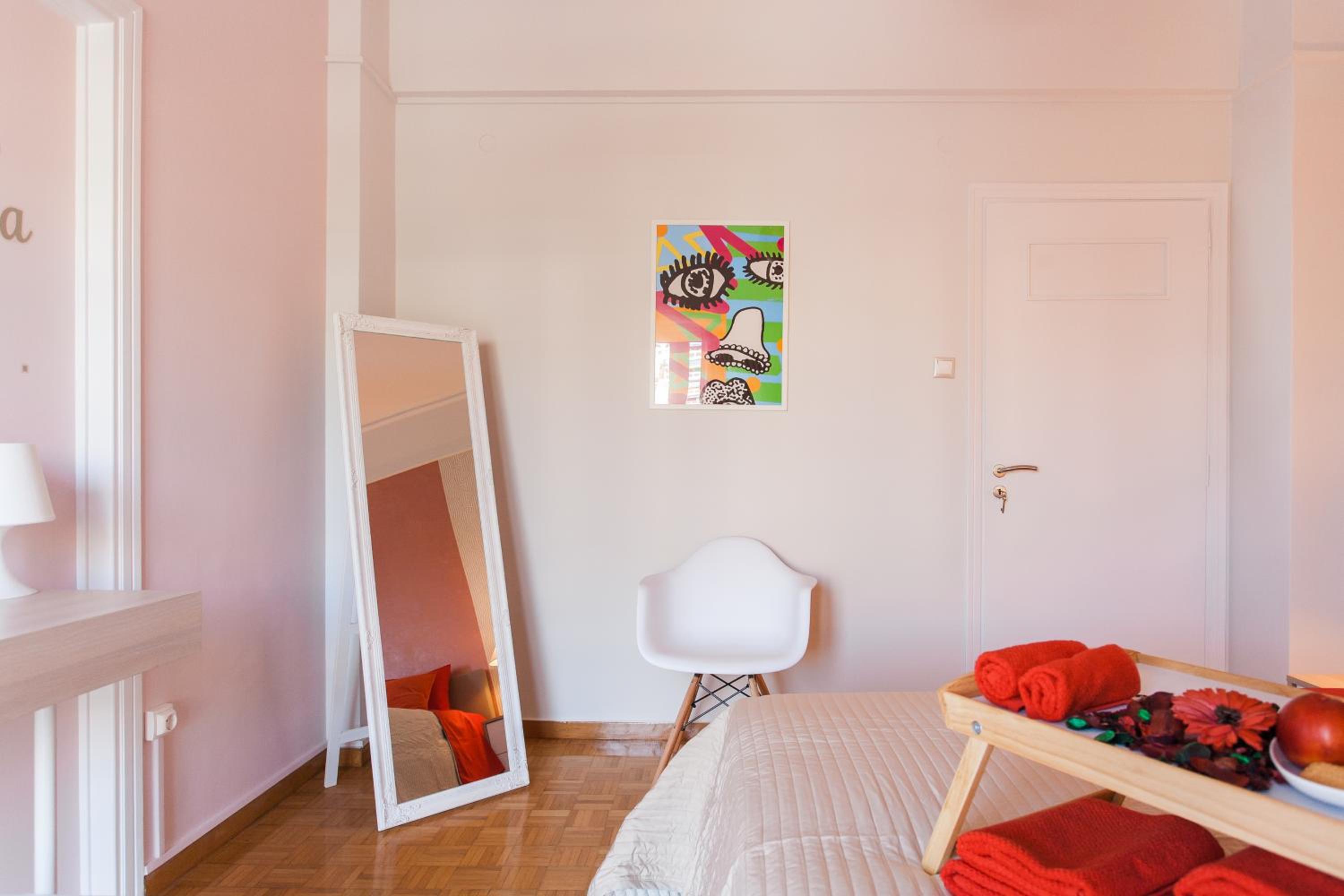 Museum of Modern Art Rooms in apartment, next to metro Suggrou Fix, walk to Acropolis