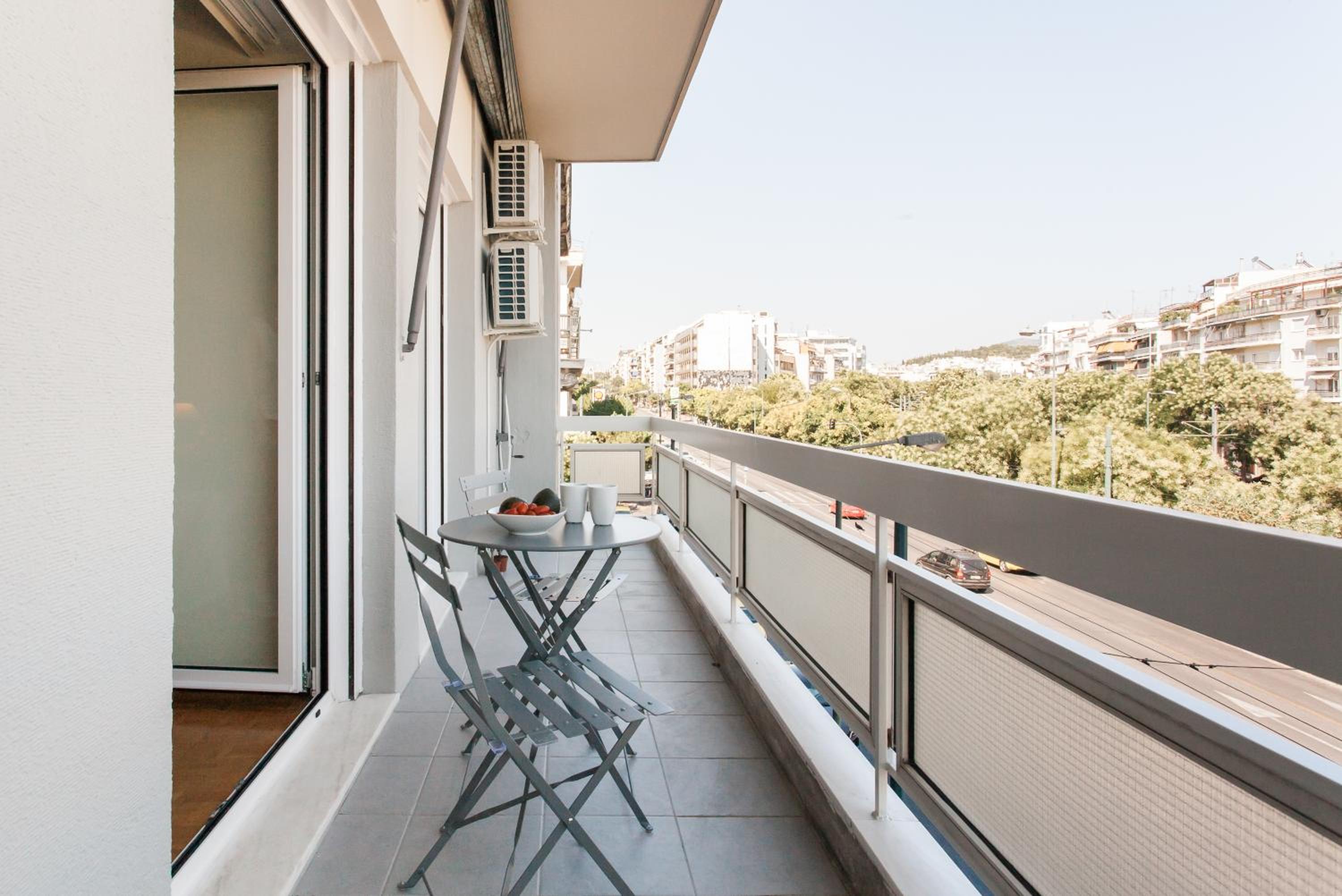 Museum of Modern Art Rooms in apartment, next to metro Suggrou Fix, walk to Acropolis