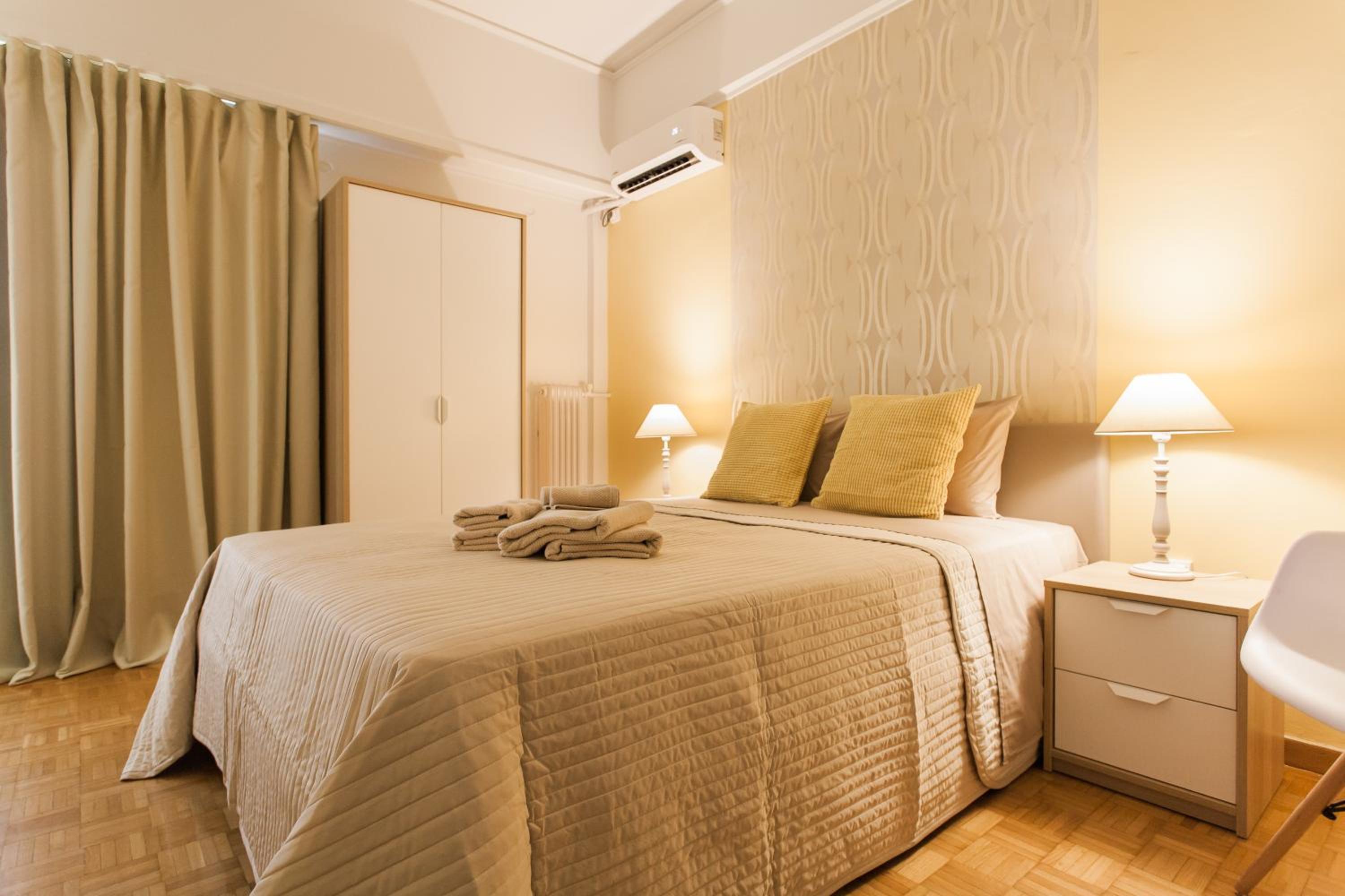 Museum of Modern Art Rooms in apartment, next to metro Suggrou Fix, walk to Acropolis