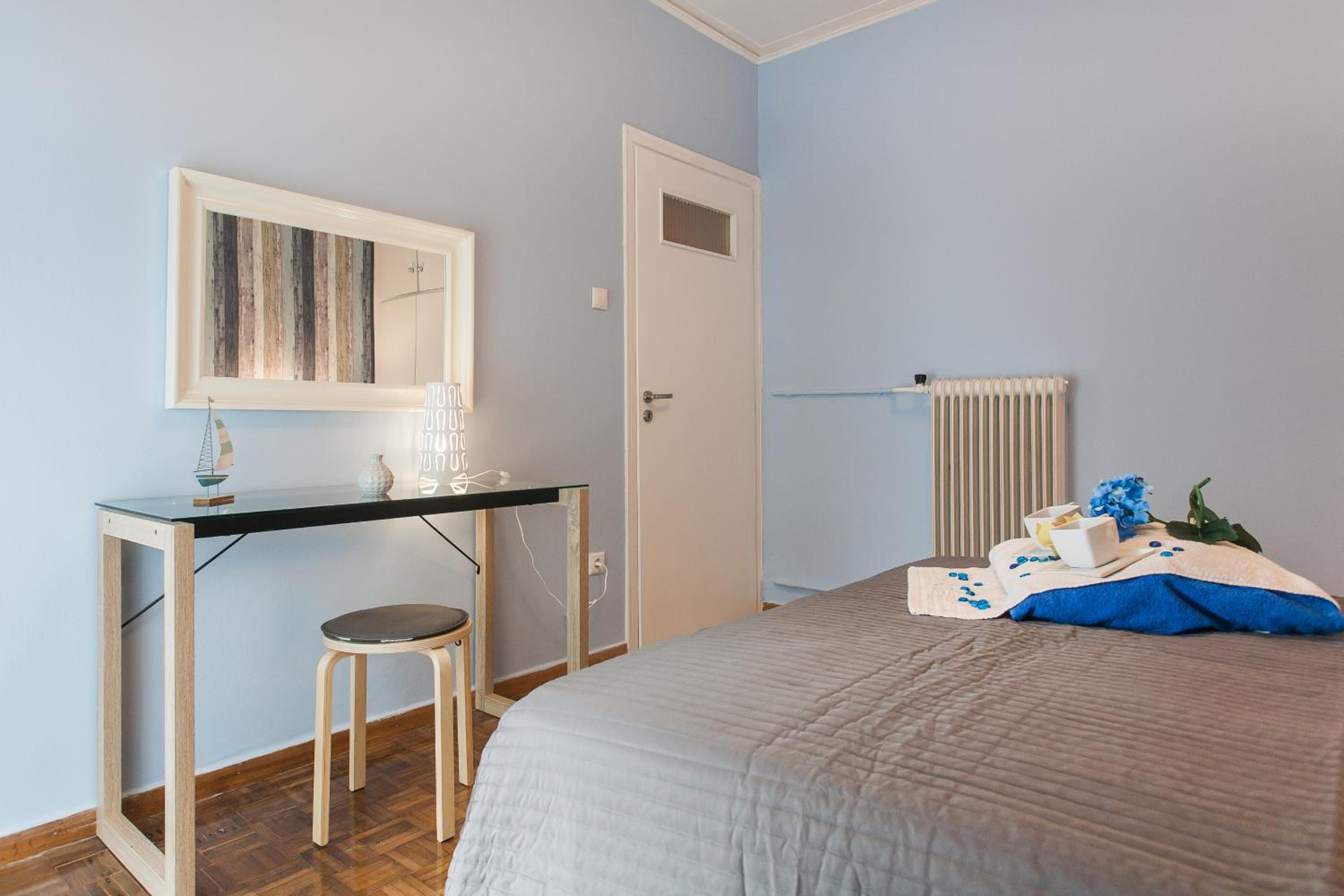 Museum of Modern Art Rooms in apartment, next to metro Suggrou Fix, walk to Acropolis