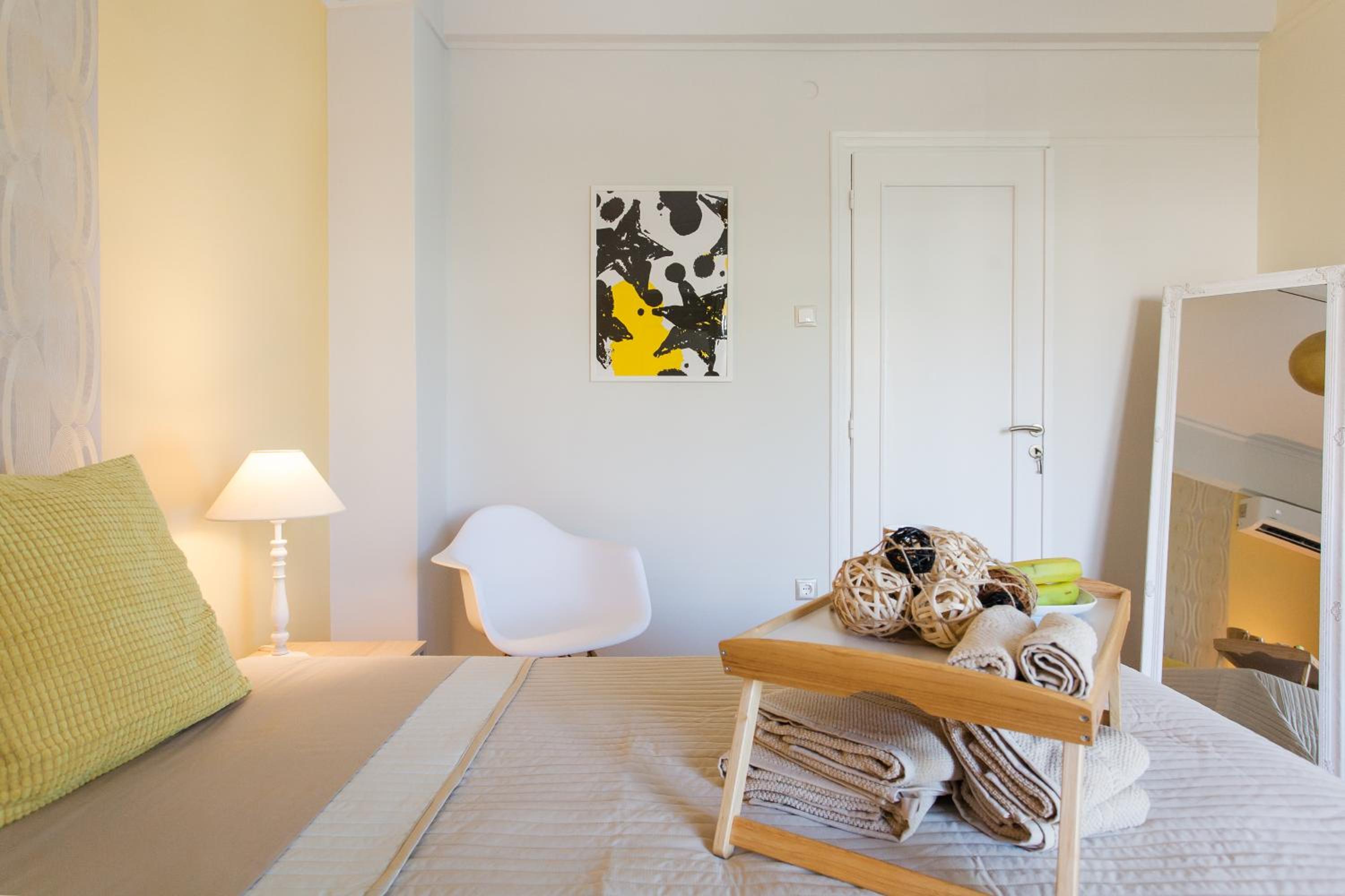 Museum of Modern Art Rooms in apartment, next to metro Suggrou Fix, walk to Acropolis