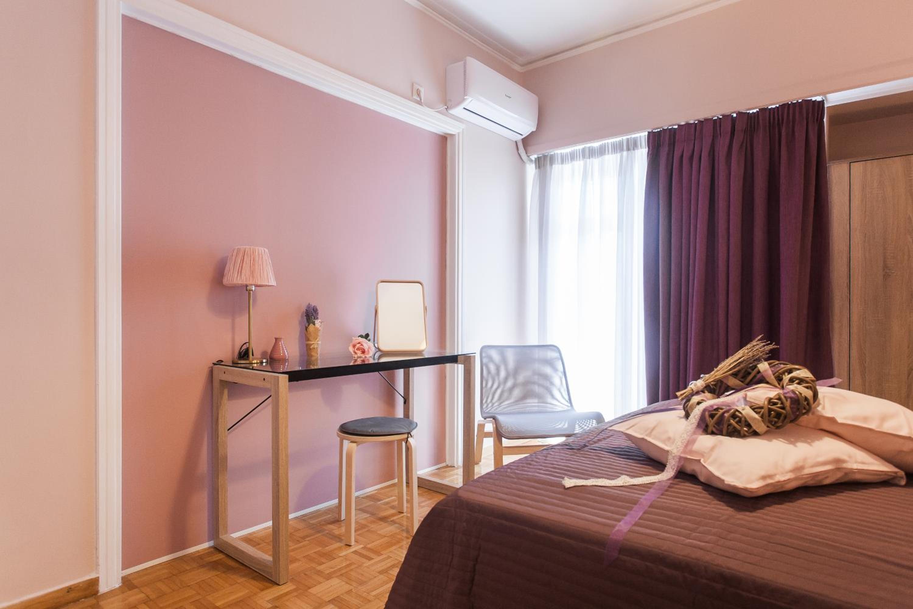 Museum of Modern Art Rooms in apartment, next to metro Suggrou Fix, walk to Acropolis