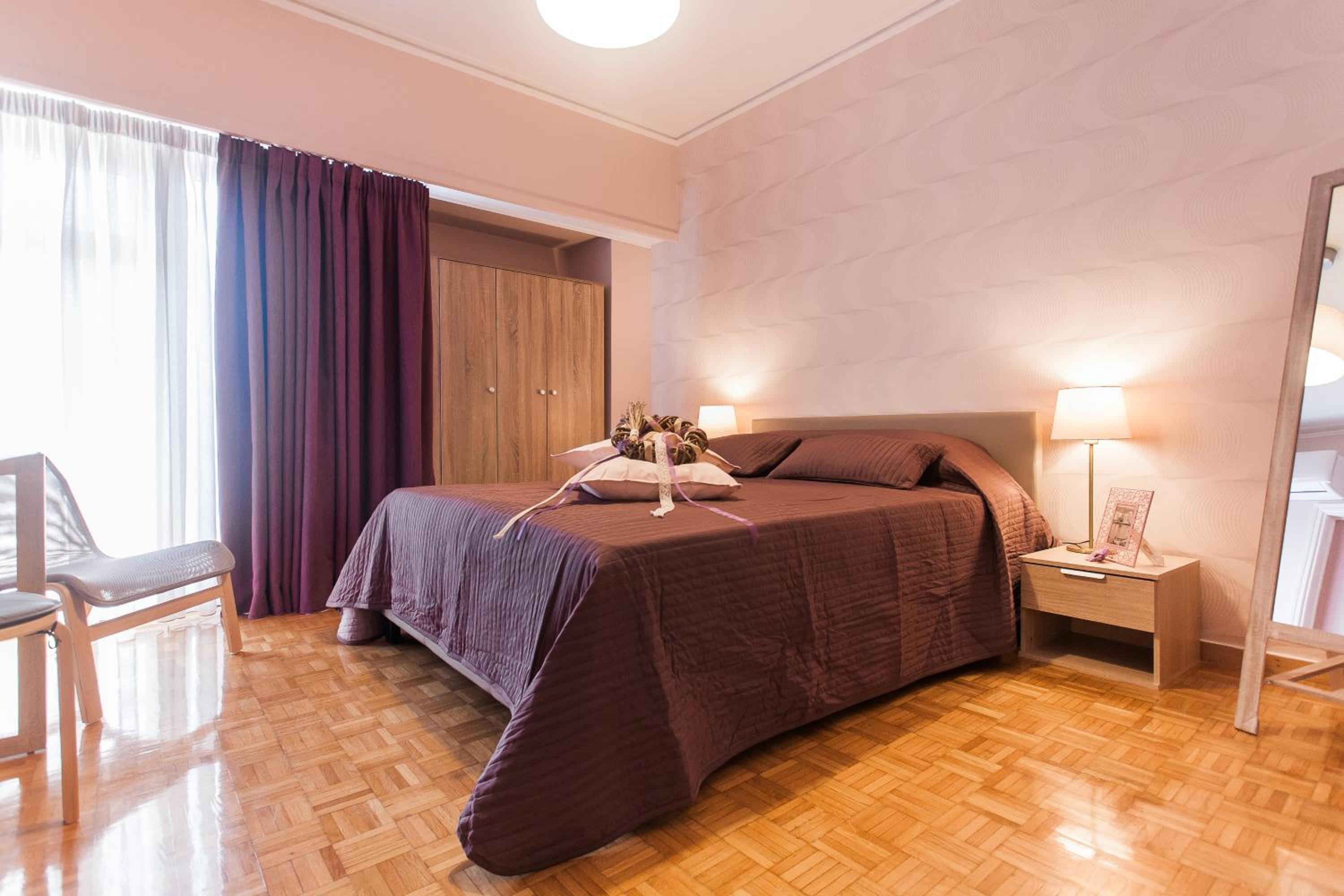 Museum of Modern Art Rooms in apartment, next to metro Suggrou Fix, walk to Acropolis