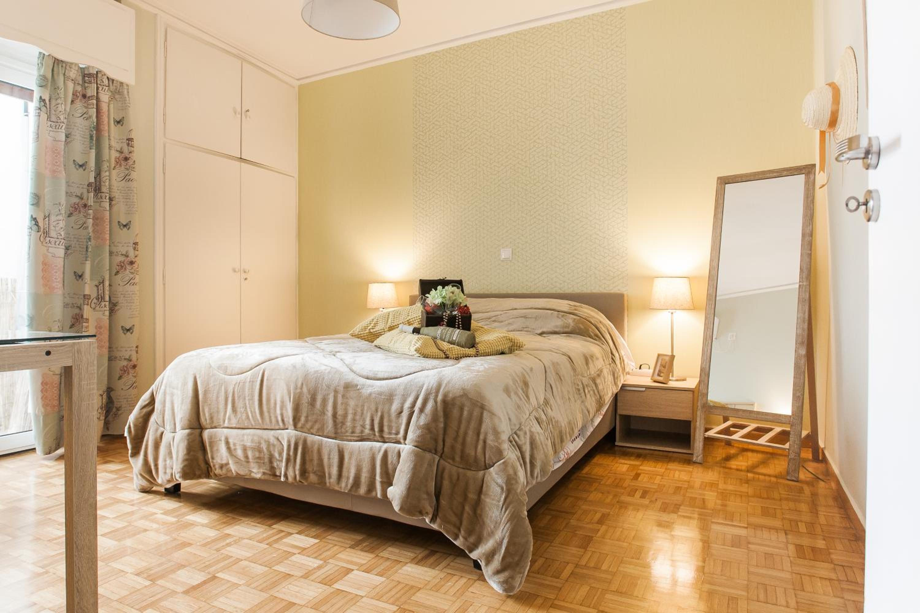 Museum of Modern Art Rooms in apartment, next to metro Suggrou Fix, walk to Acropolis