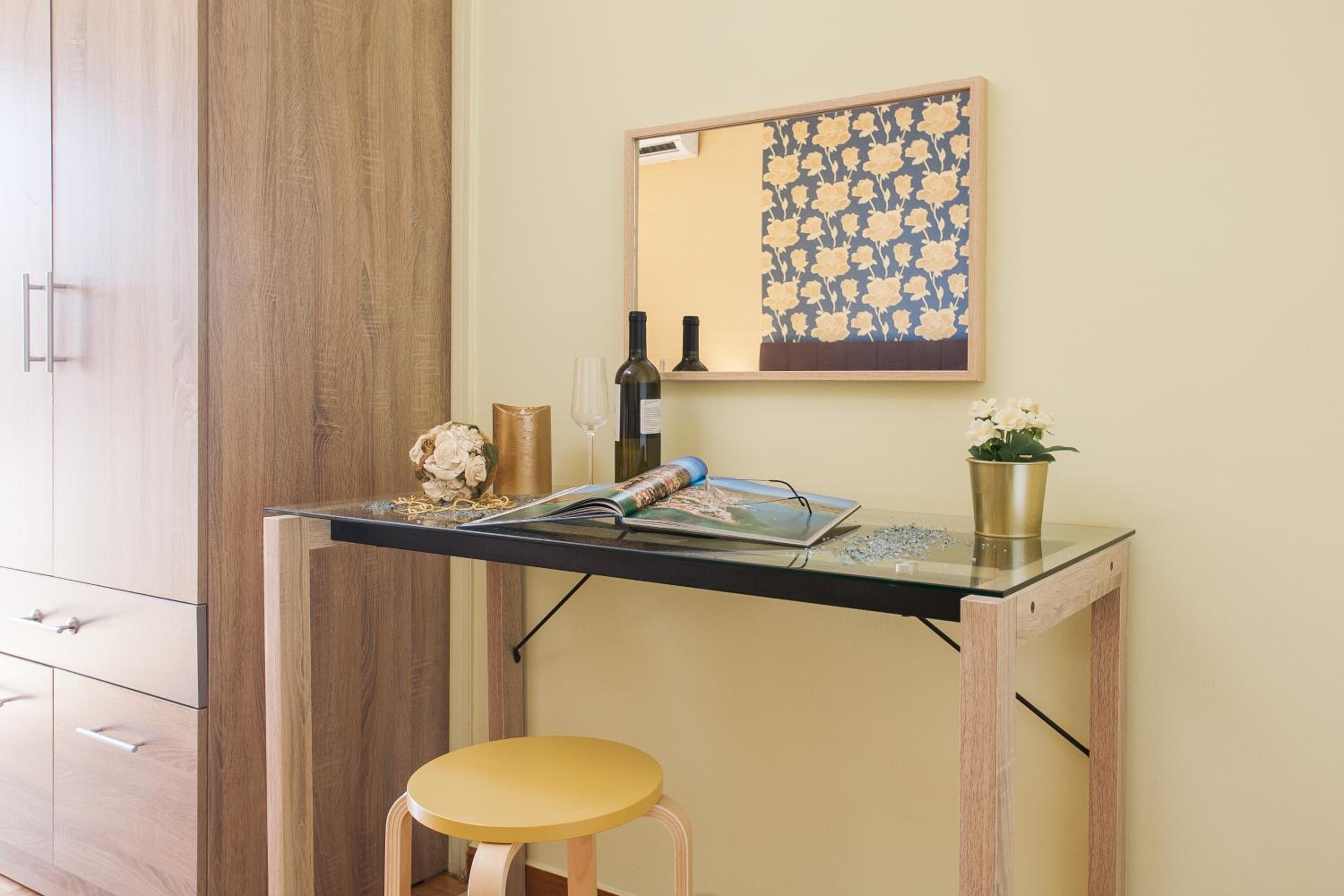 Museum of Modern Art Rooms in apartment, next to metro Suggrou Fix, walk to Acropolis
