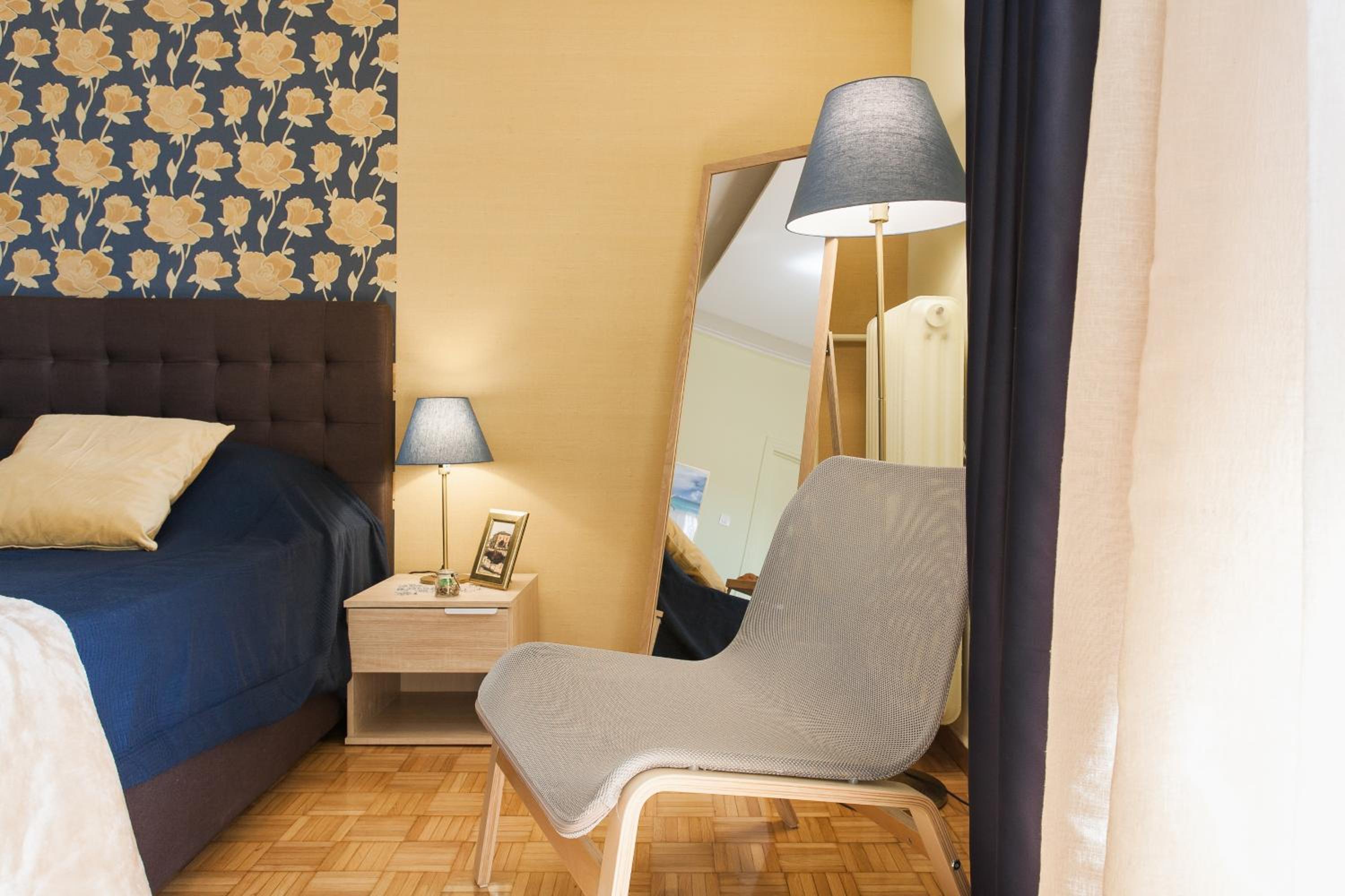 Museum of Modern Art Rooms in apartment, next to metro Suggrou Fix, walk to Acropolis