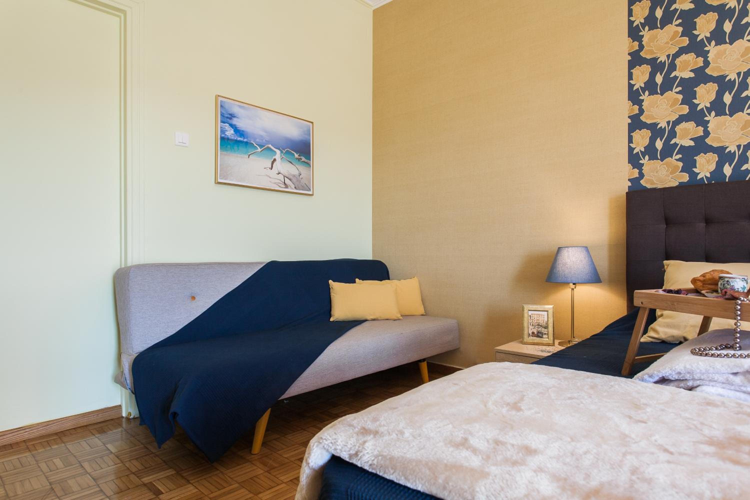 Museum of Modern Art Rooms in apartment, next to metro Suggrou Fix, walk to Acropolis