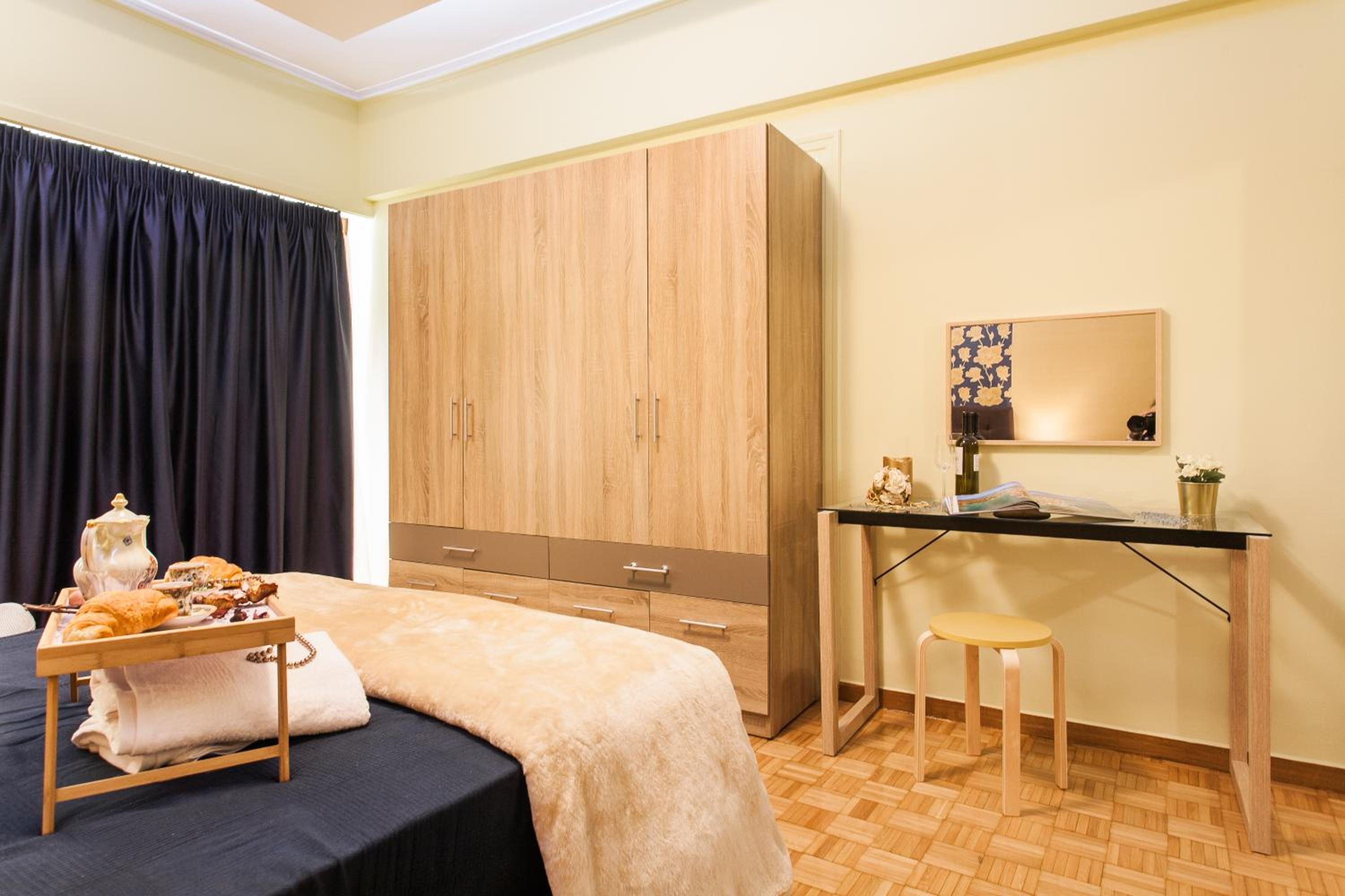 Museum of Modern Art Rooms in apartment, next to metro Suggrou Fix, walk to Acropolis