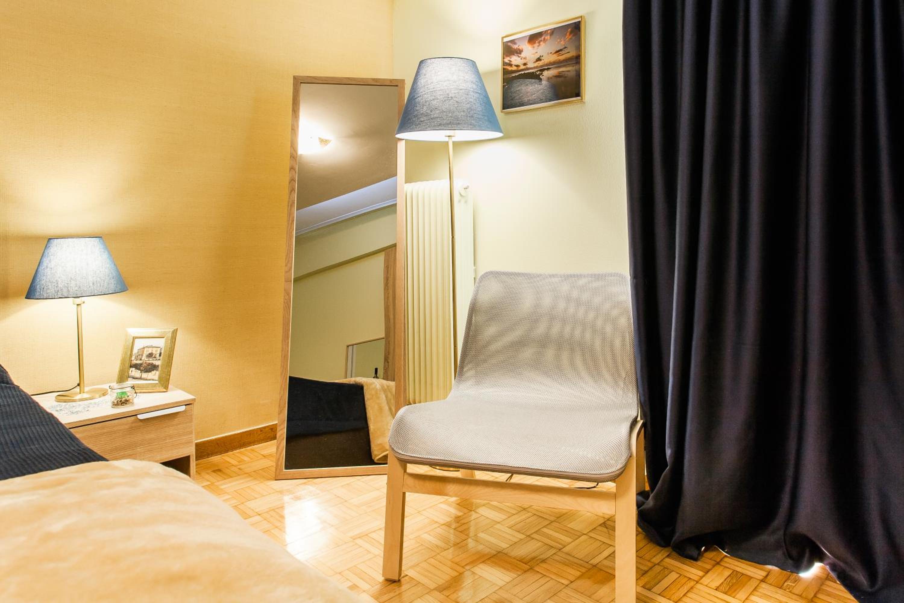 Museum of Modern Art Rooms in apartment, next to metro Suggrou Fix, walk to Acropolis