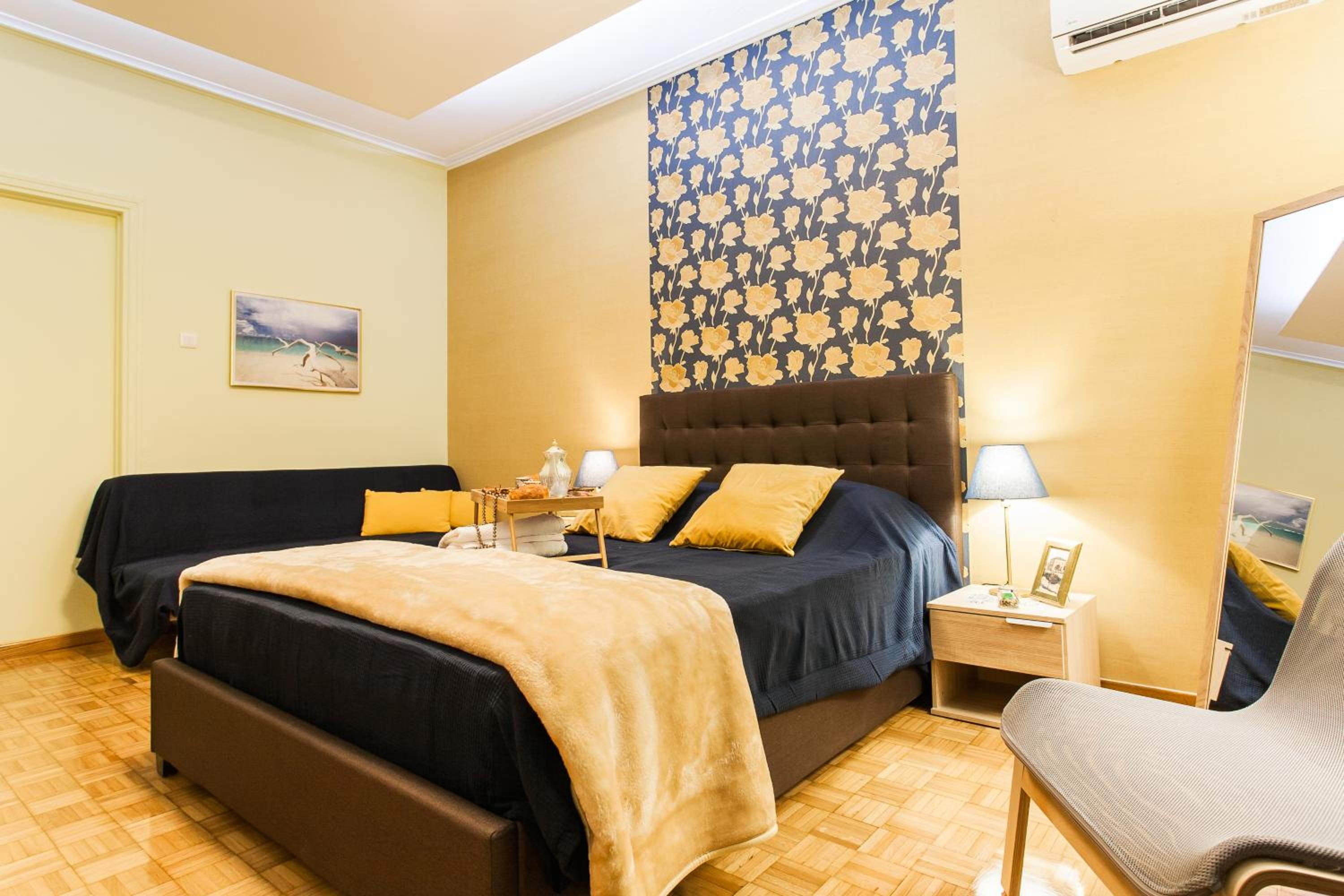 Museum of Modern Art Rooms in apartment, next to metro Suggrou Fix, walk to Acropolis