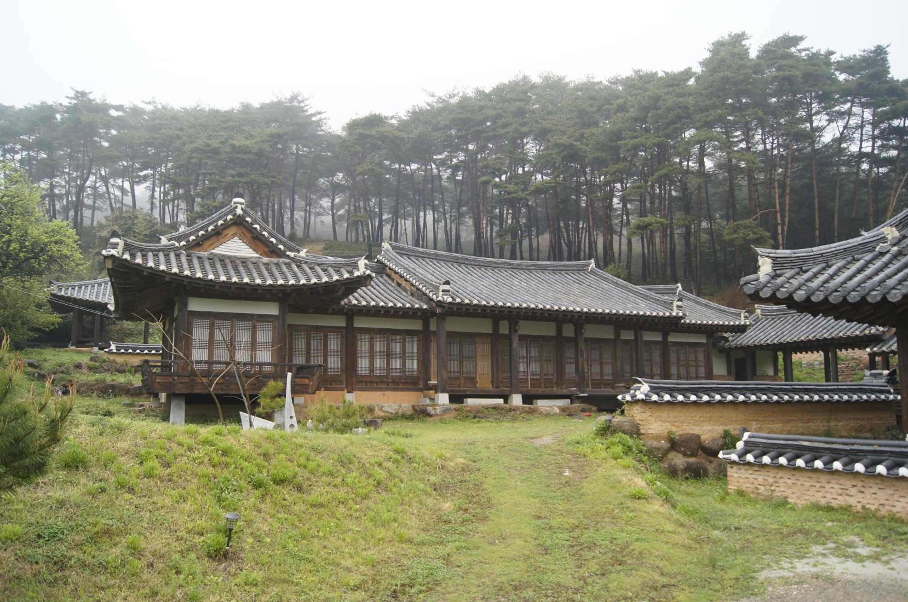 Korean Traditional House - Chungnokdang view 5