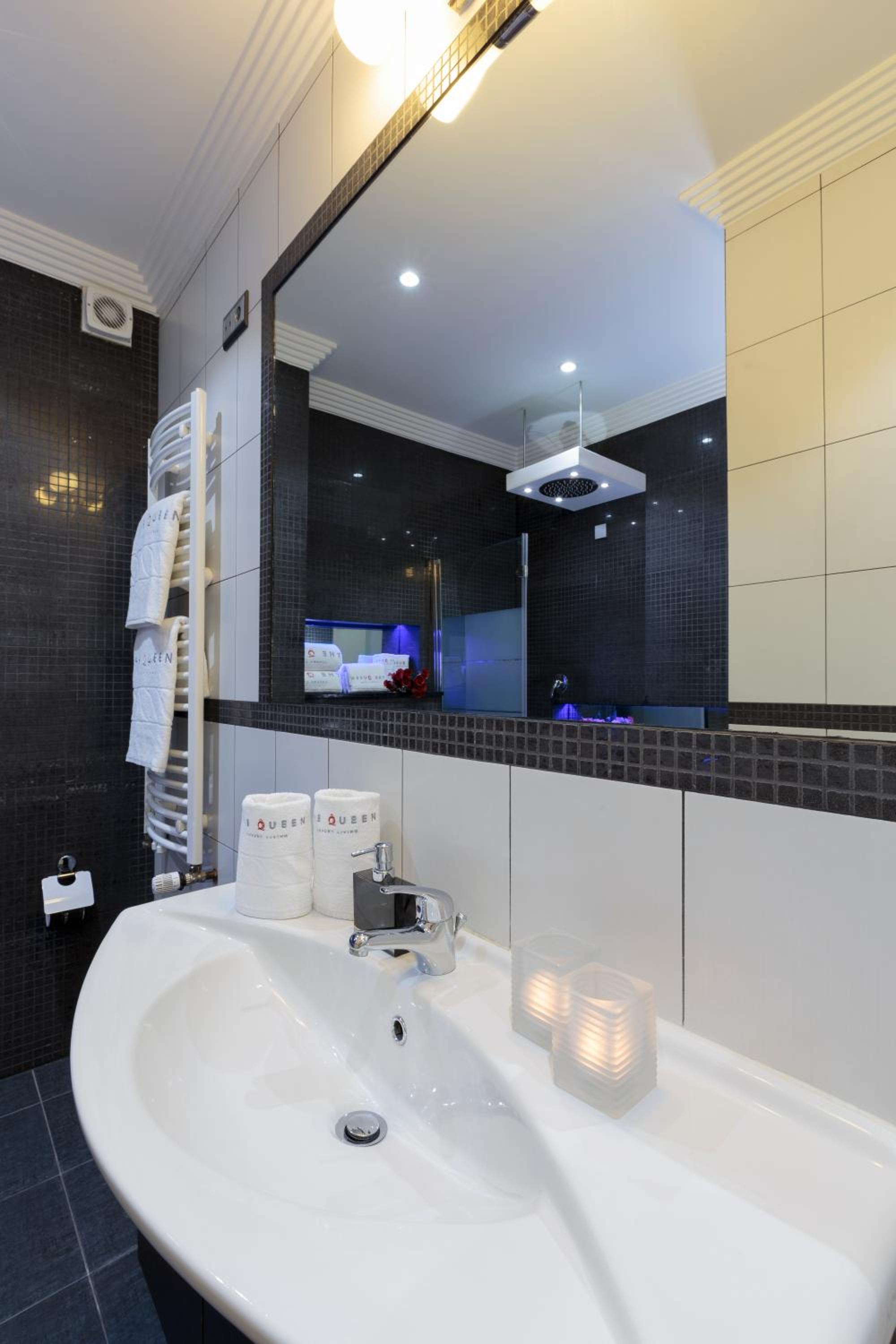 The Queen Luxury Apartments - Villa Cortina