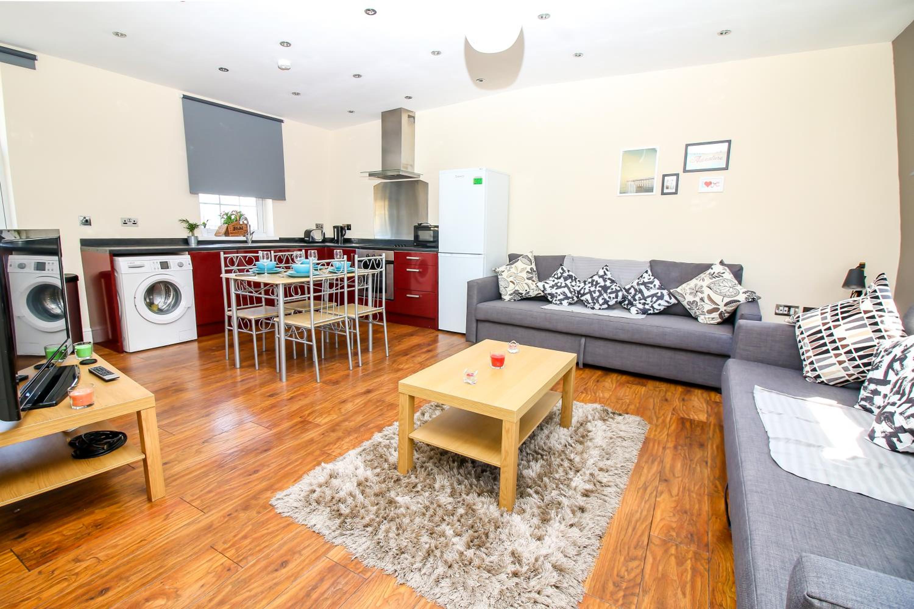City view flat @ Liverpool st.