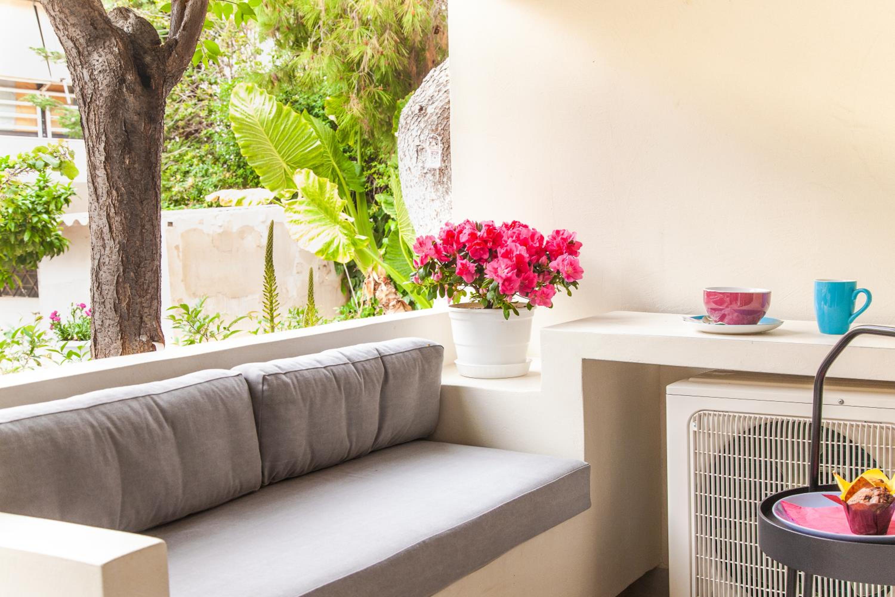 Sweet Suite Flora in Vouliagmeni