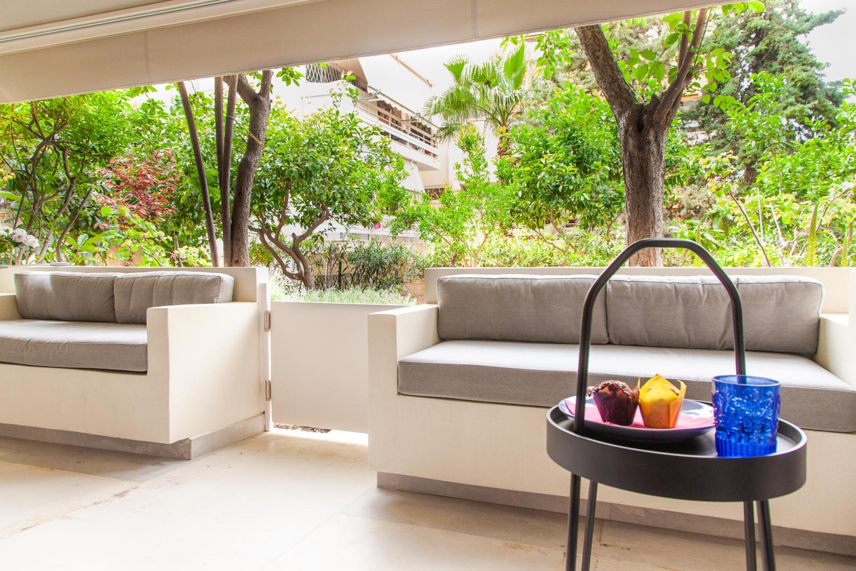 Sweet Suite Flora in Vouliagmeni