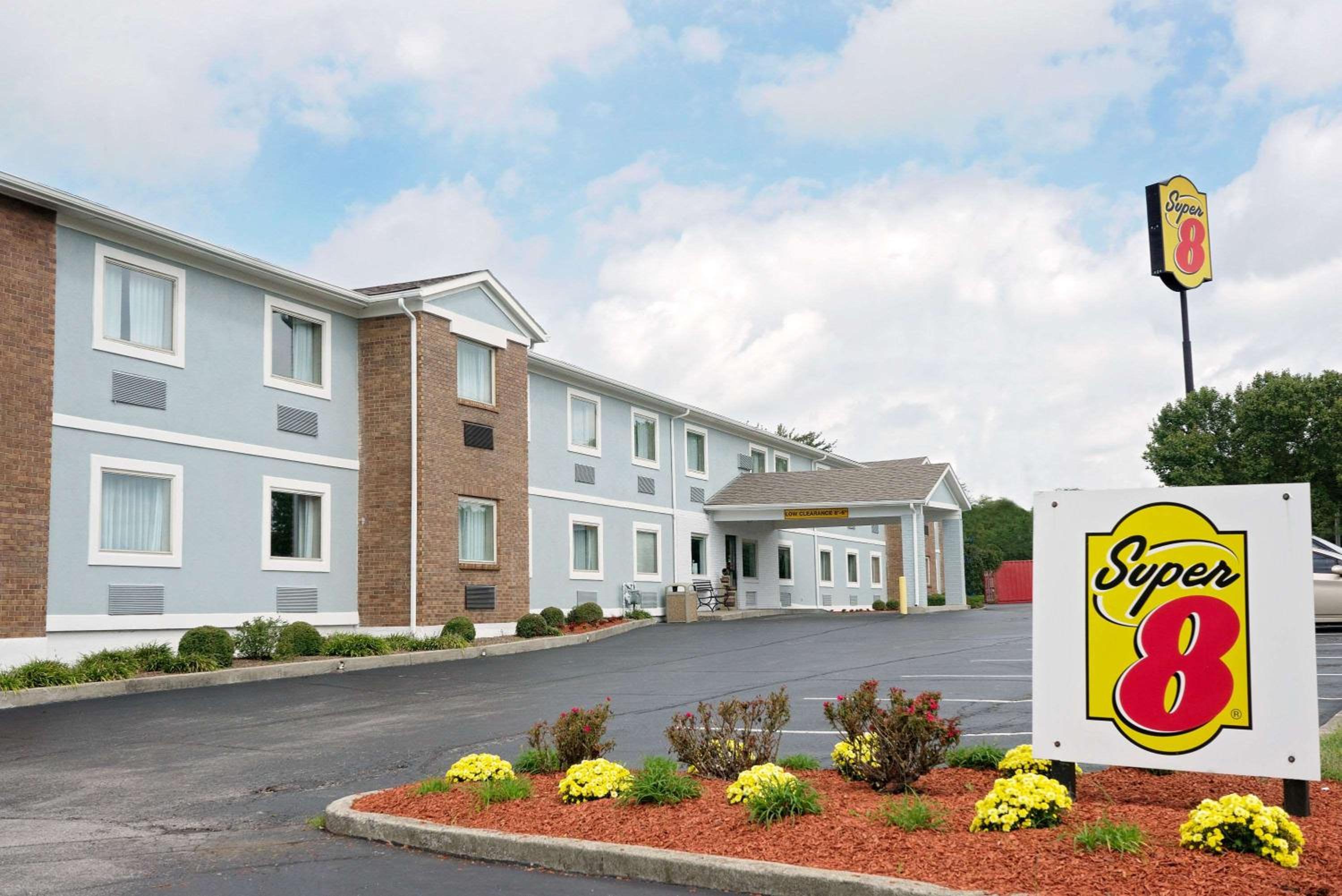 Richmond Vacations - Super 8 by Wyndham Lexington Hamburg Area - Property Image 1