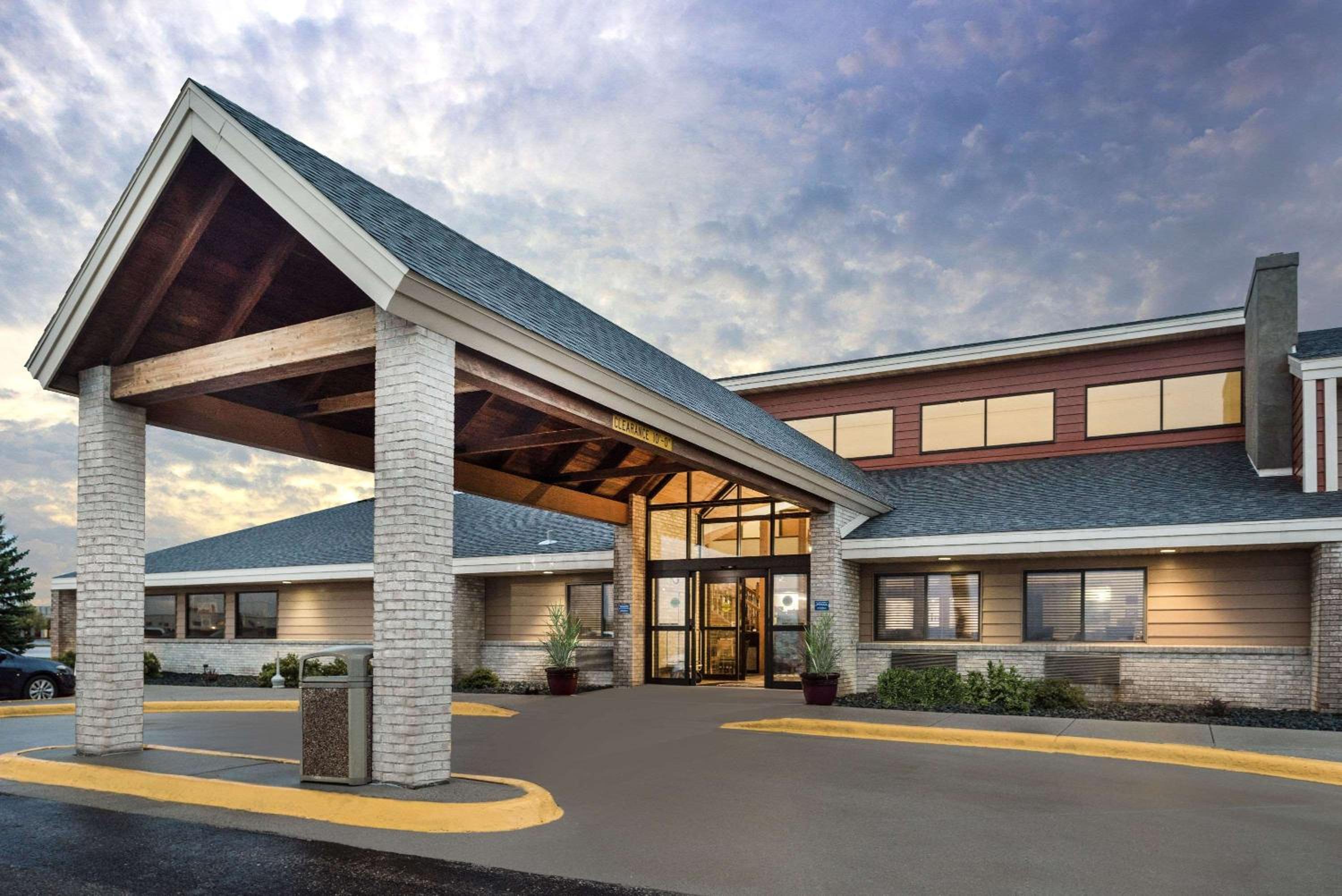 Hotel AmericInn by Wyndham Wahpeton