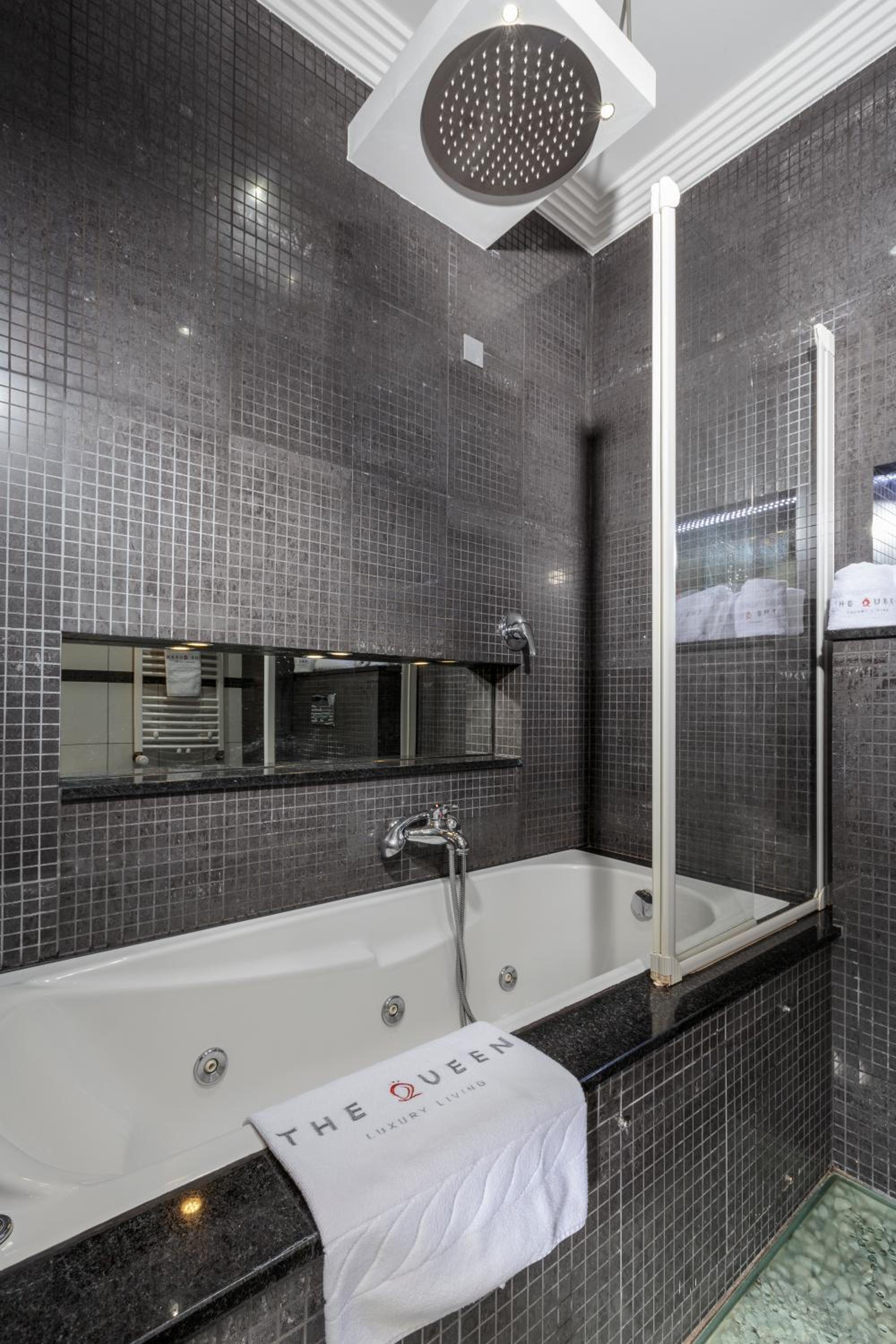 The Queen Luxury Apartments - Villa Cortina