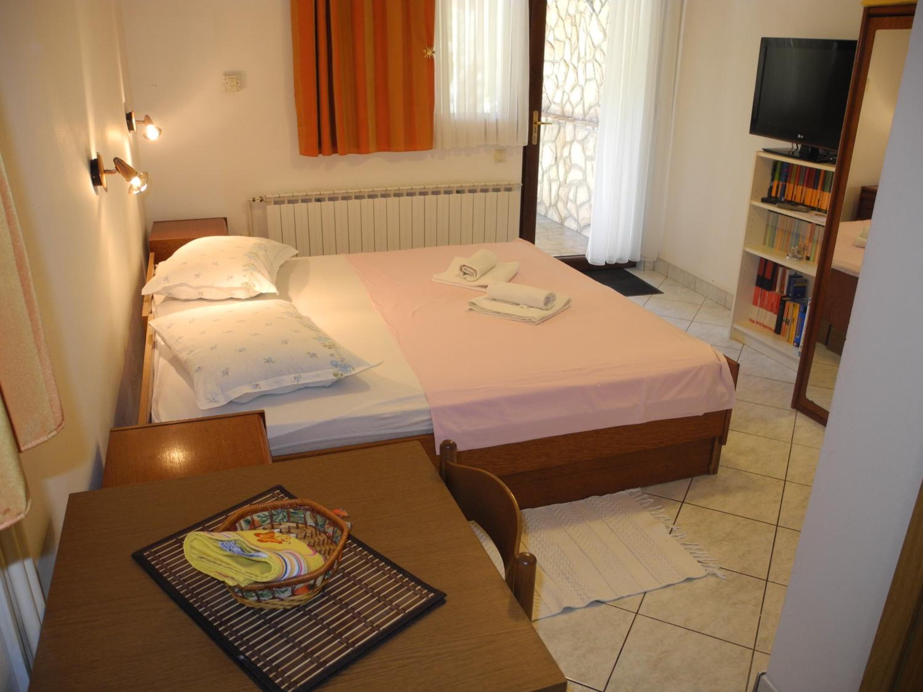 DAMIR Studio apartment with terrace in garden view 5