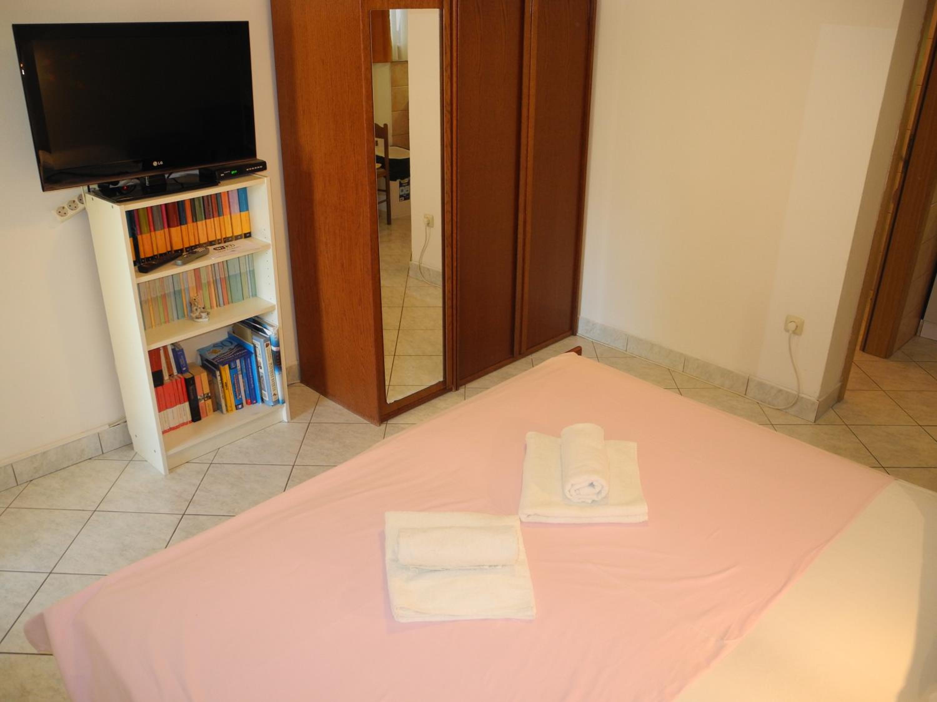 DAMIR Studio apartment with terrace in garden view 4