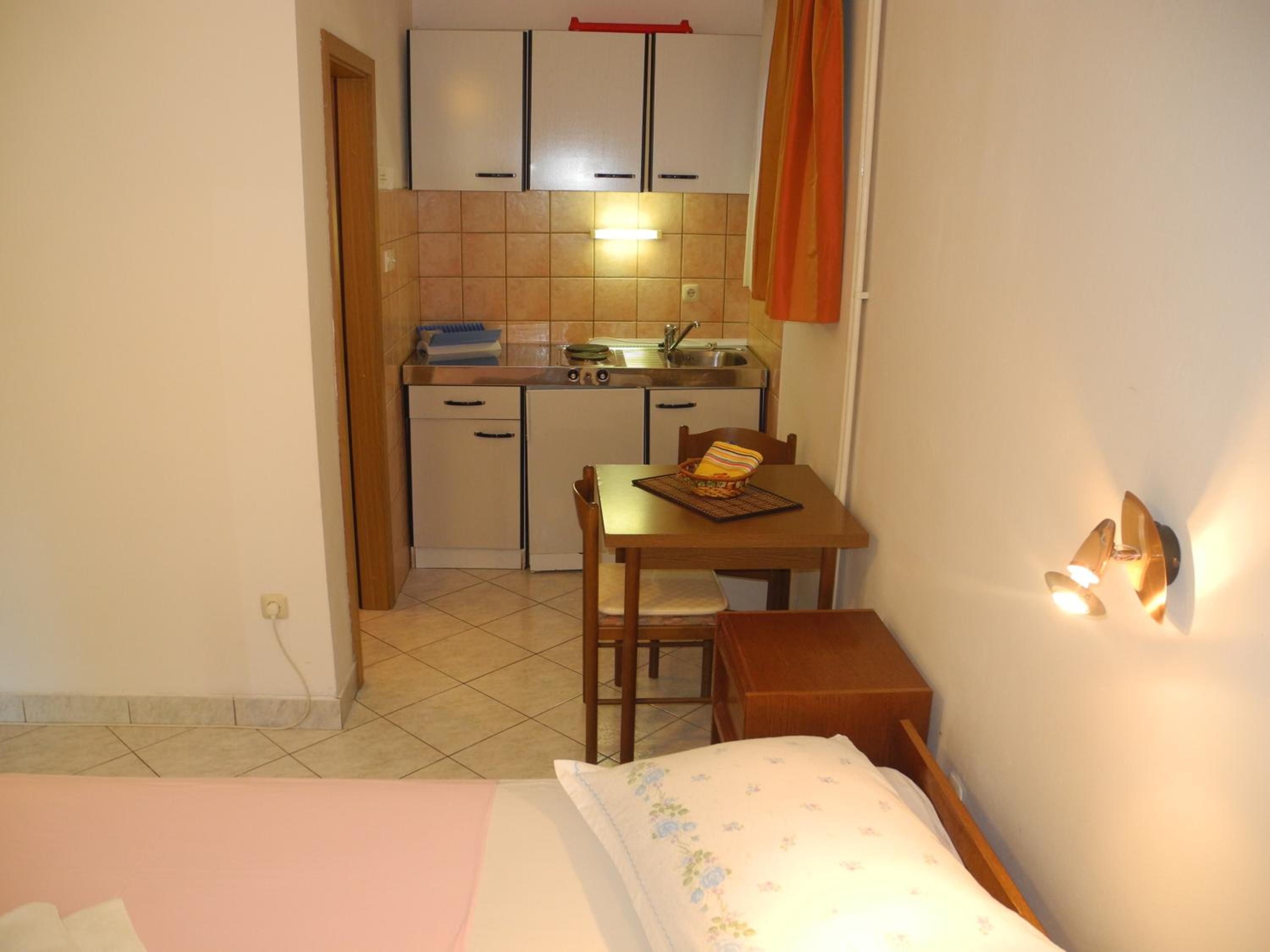 DAMIR Studio apartment with terrace in garden view 3