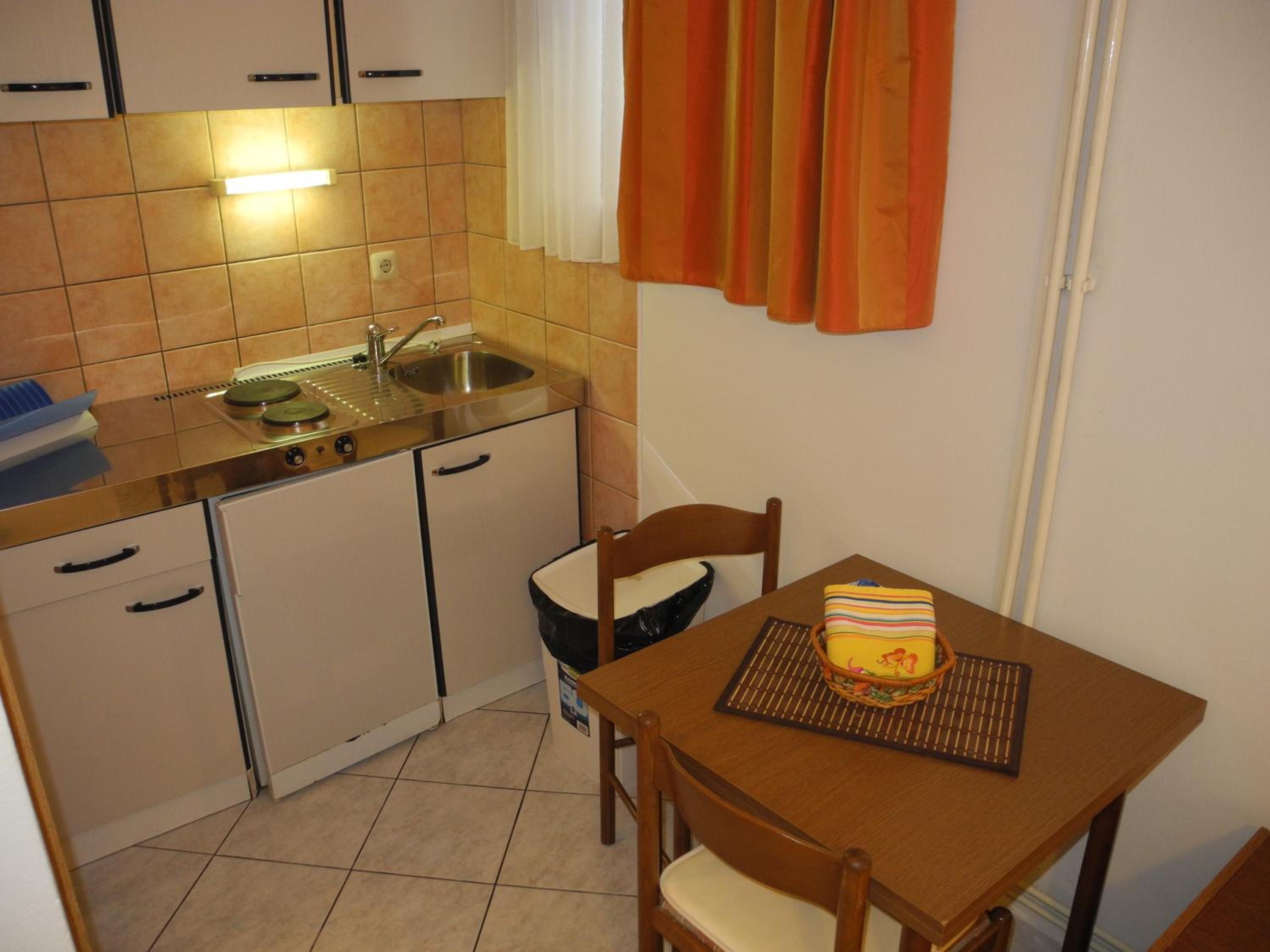 DAMIR Studio apartment with terrace in garden view 2