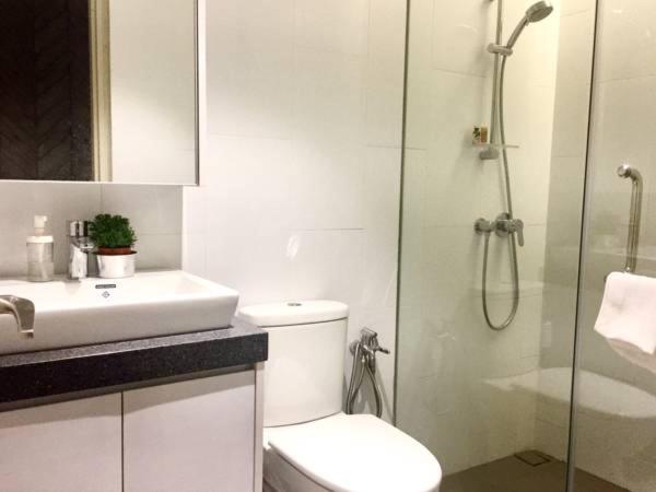 Charming Bedroom - next to train station at Est Bangsar
