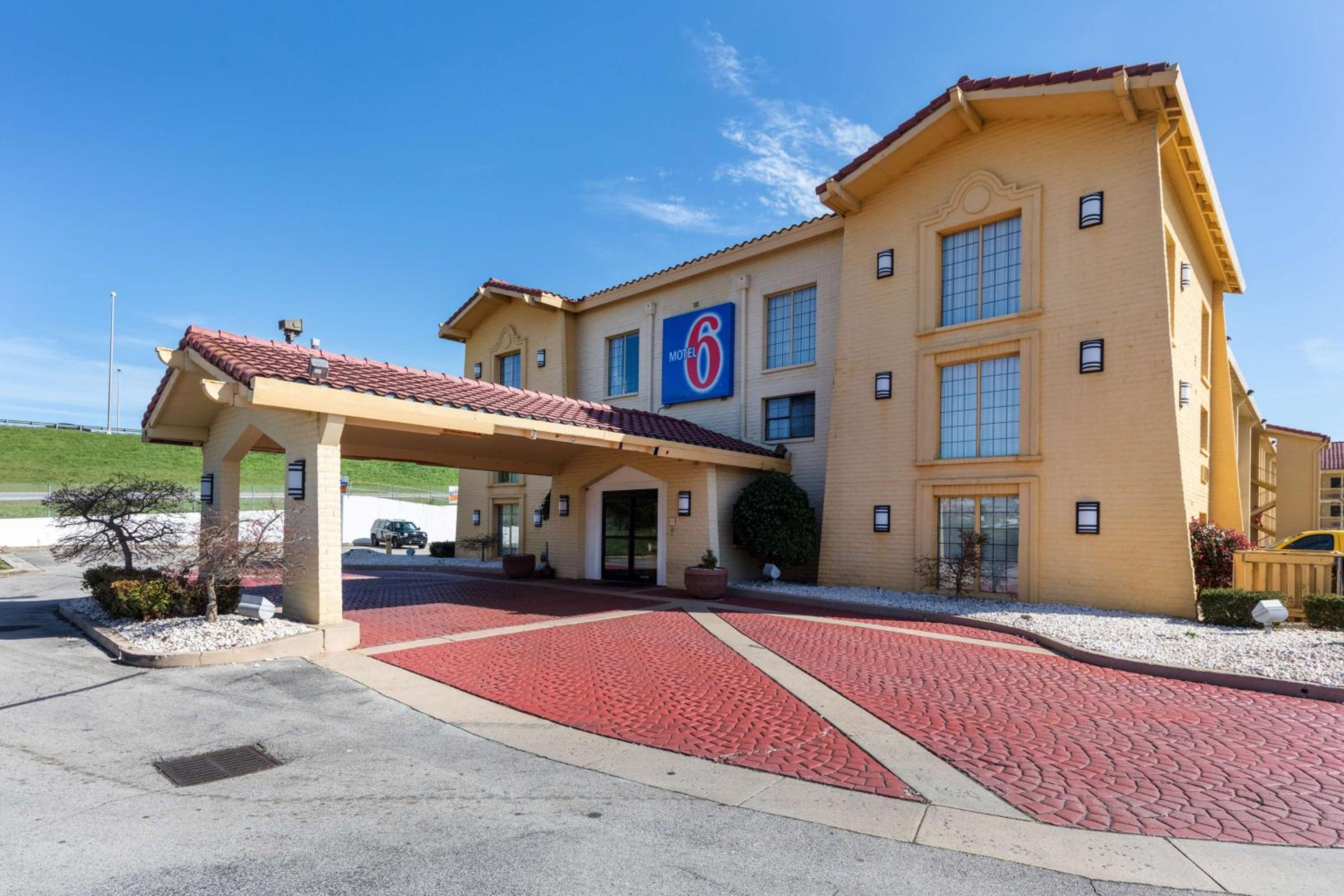 Hotel Motel 6-Knoxville, TN - Image 1