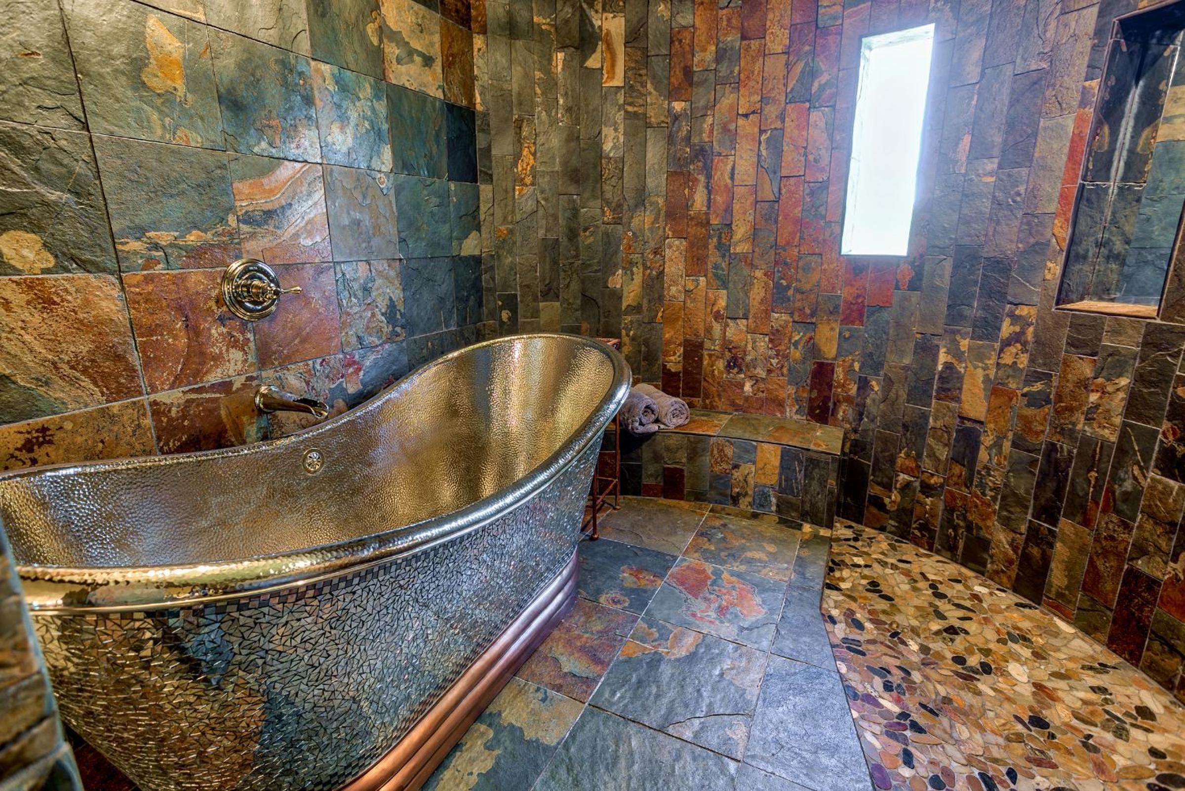 Redding Vacations - Hope Inn Redding - Property Image 11