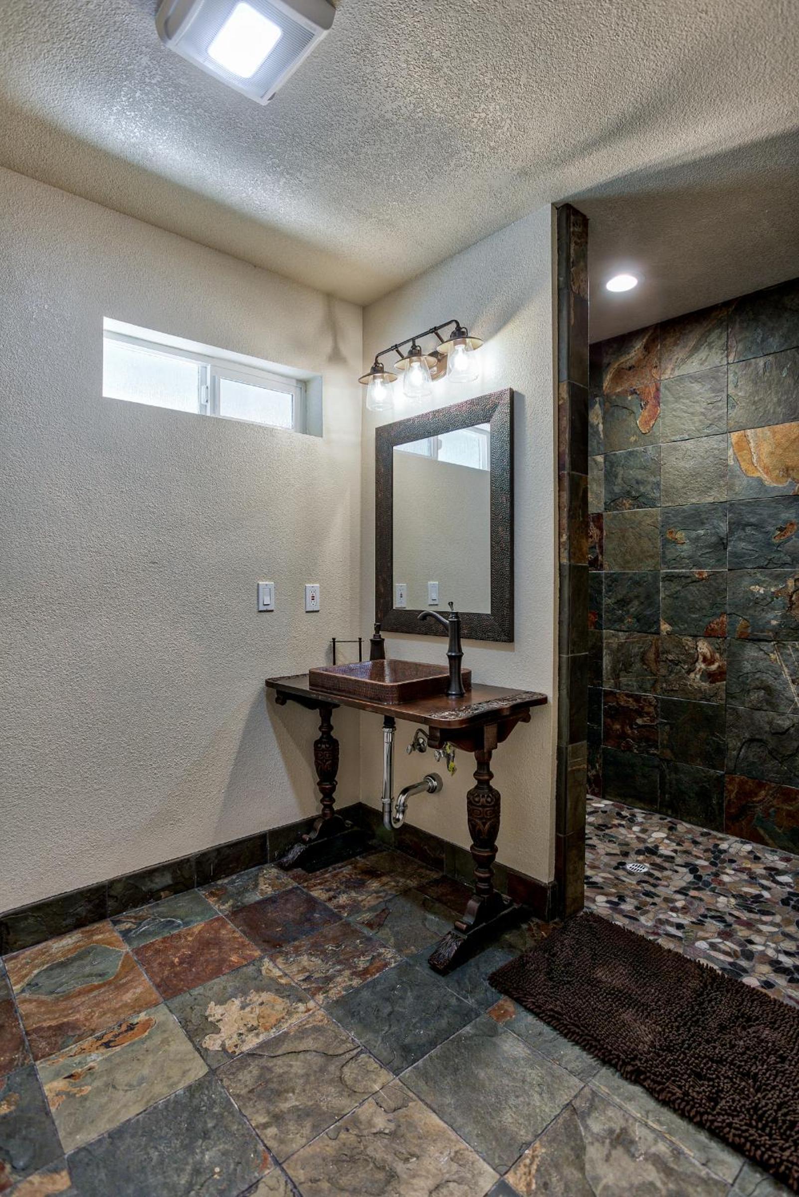 Redding Vacations - Hope Inn Redding - Property Image 2