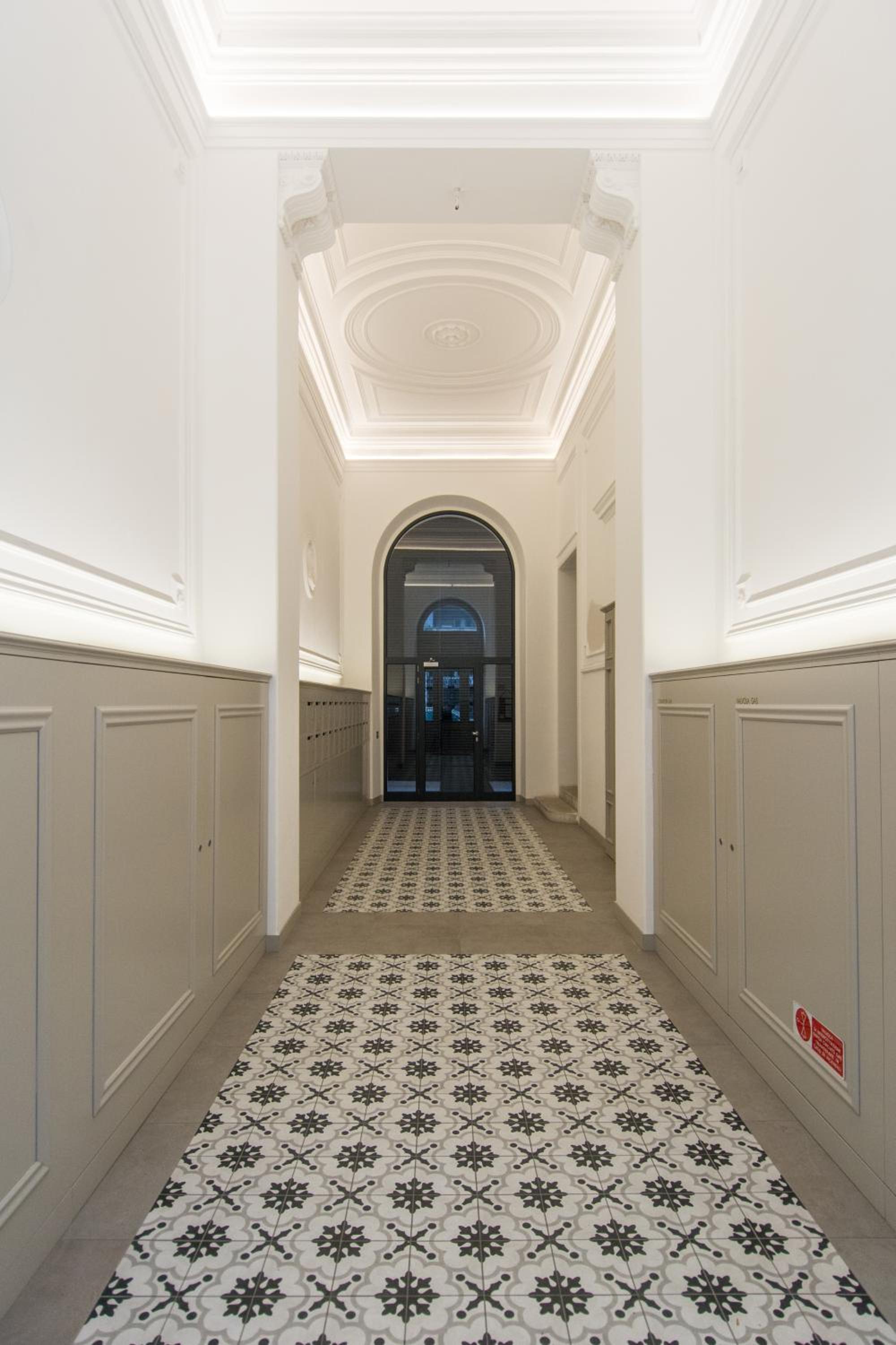GuestHost - Belvedere White Flat photo 2