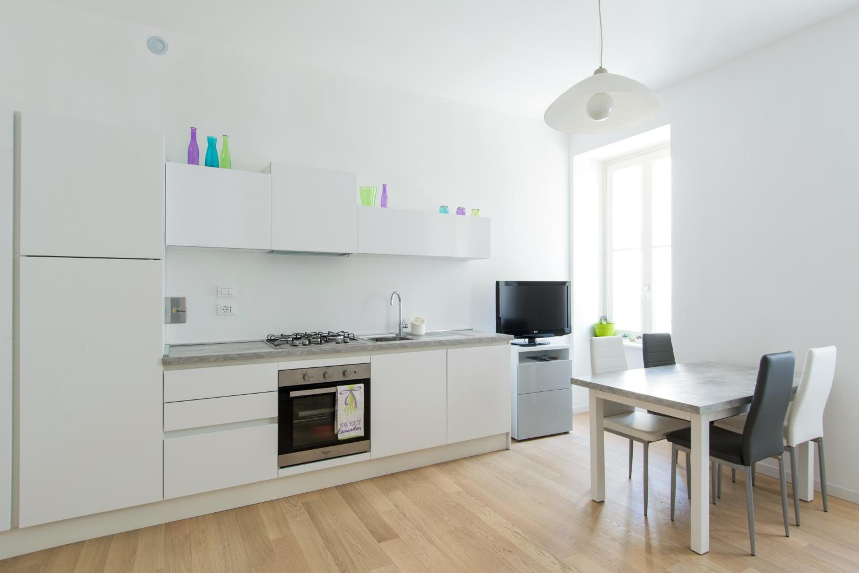 GuestHost - Belvedere White Flat photo 5