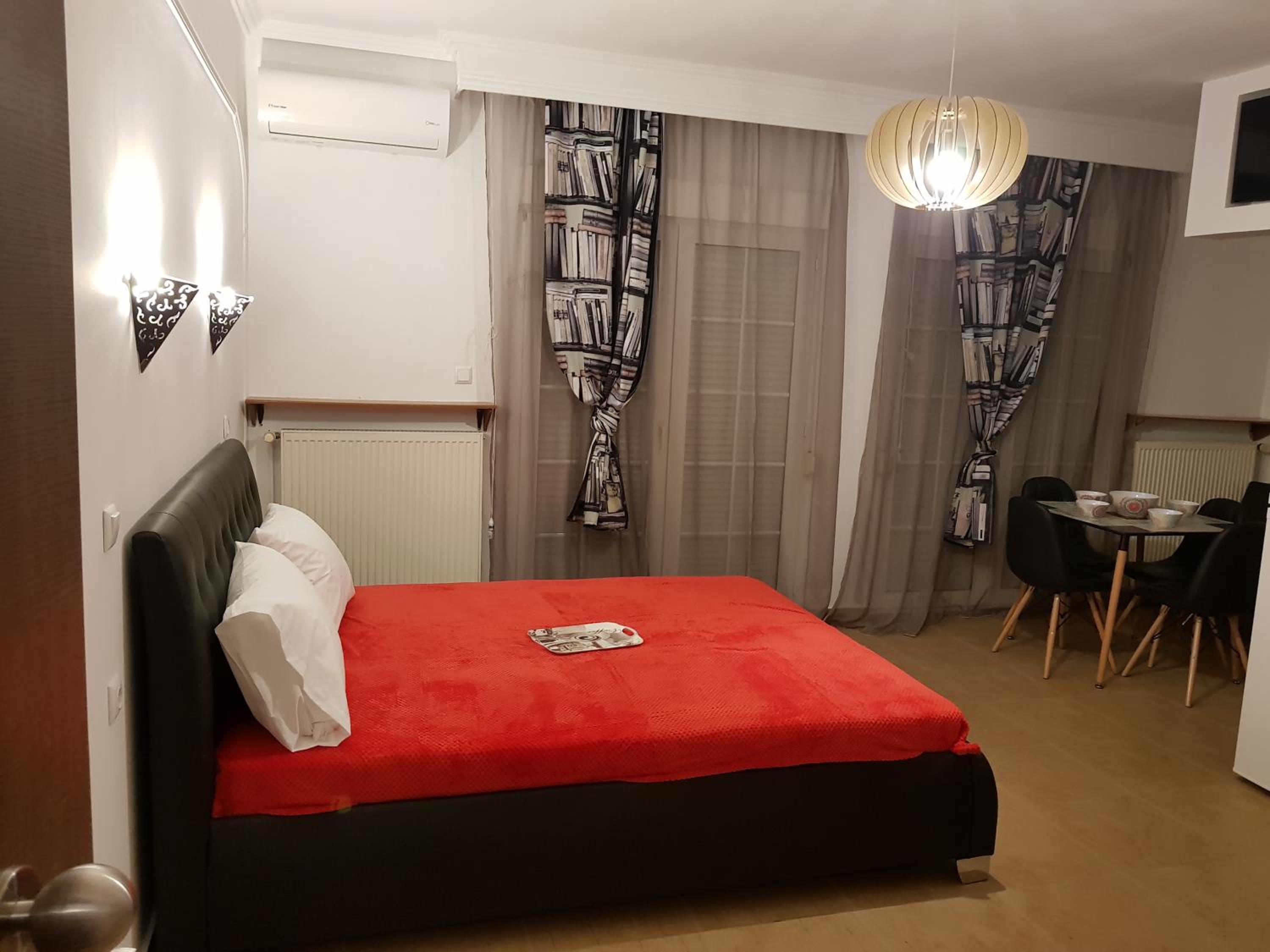 Deluxe Lilian photo 3