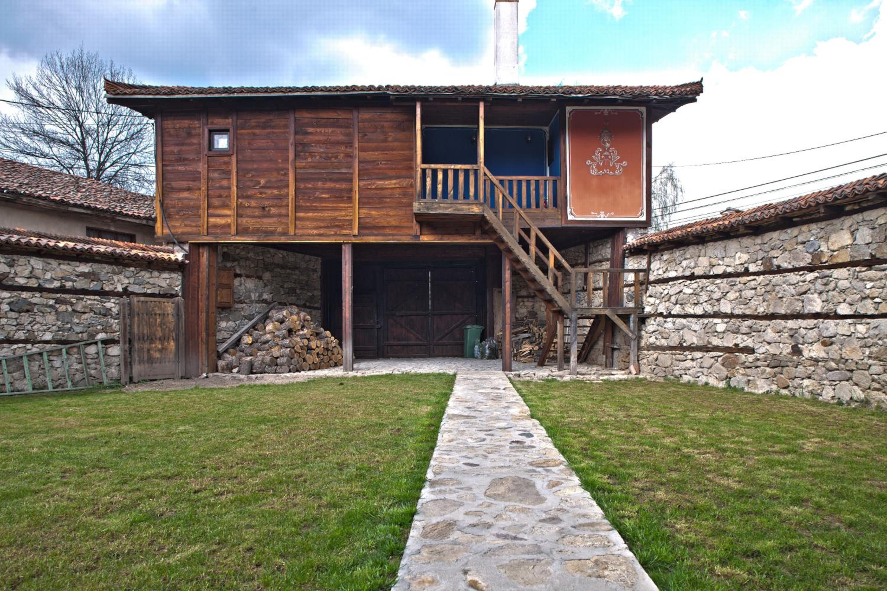 ЧОЛАКОВАТА КЪЩА