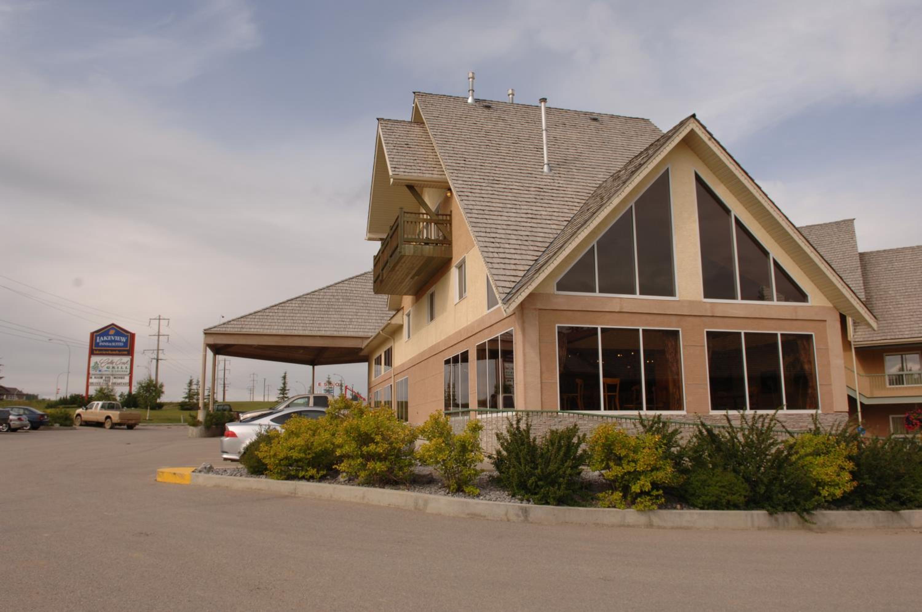 Hinton Vacations - Lakeview Inns  Suites - Hinton - Property Image 2