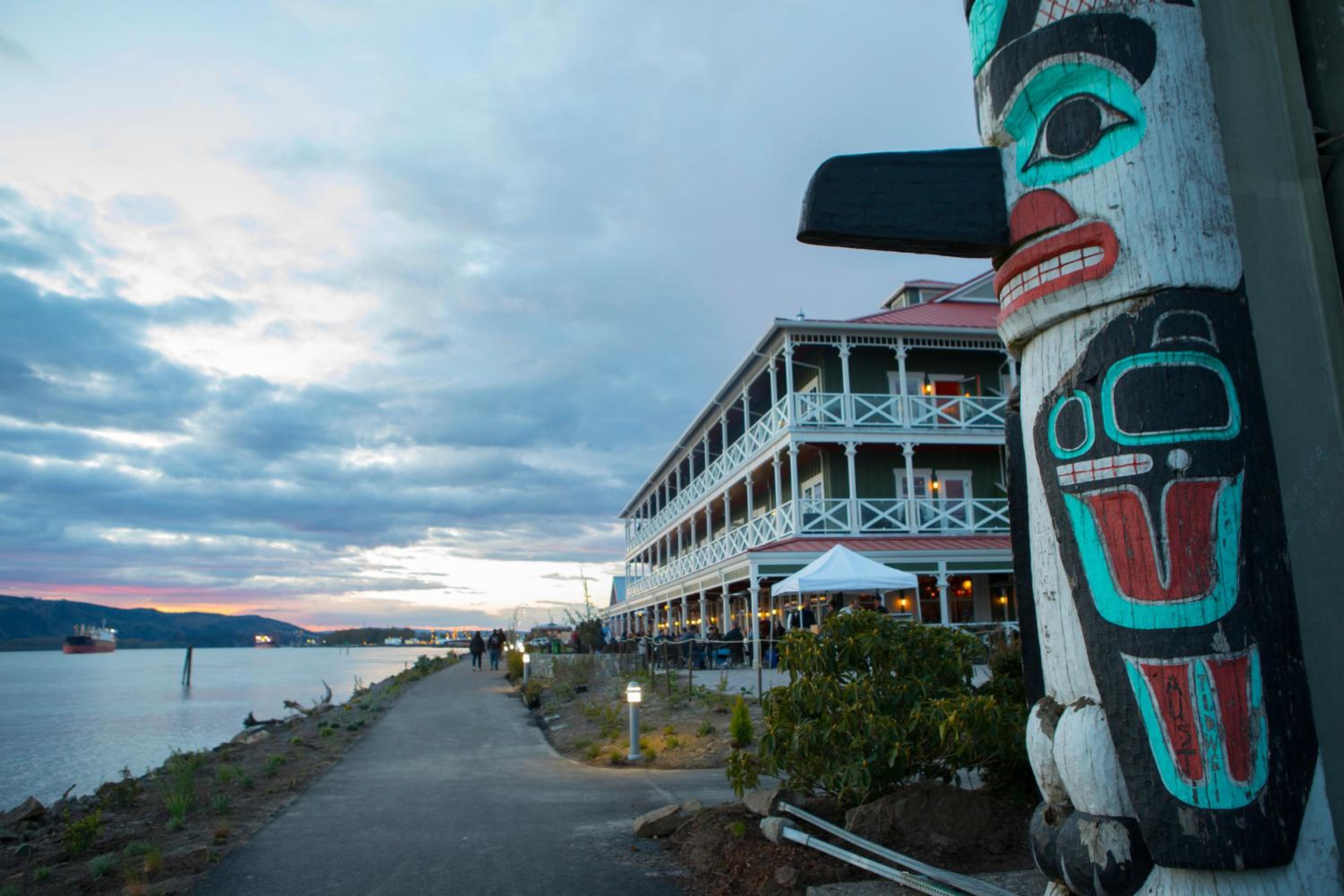 McMenamins Kalama Harbor Lodge