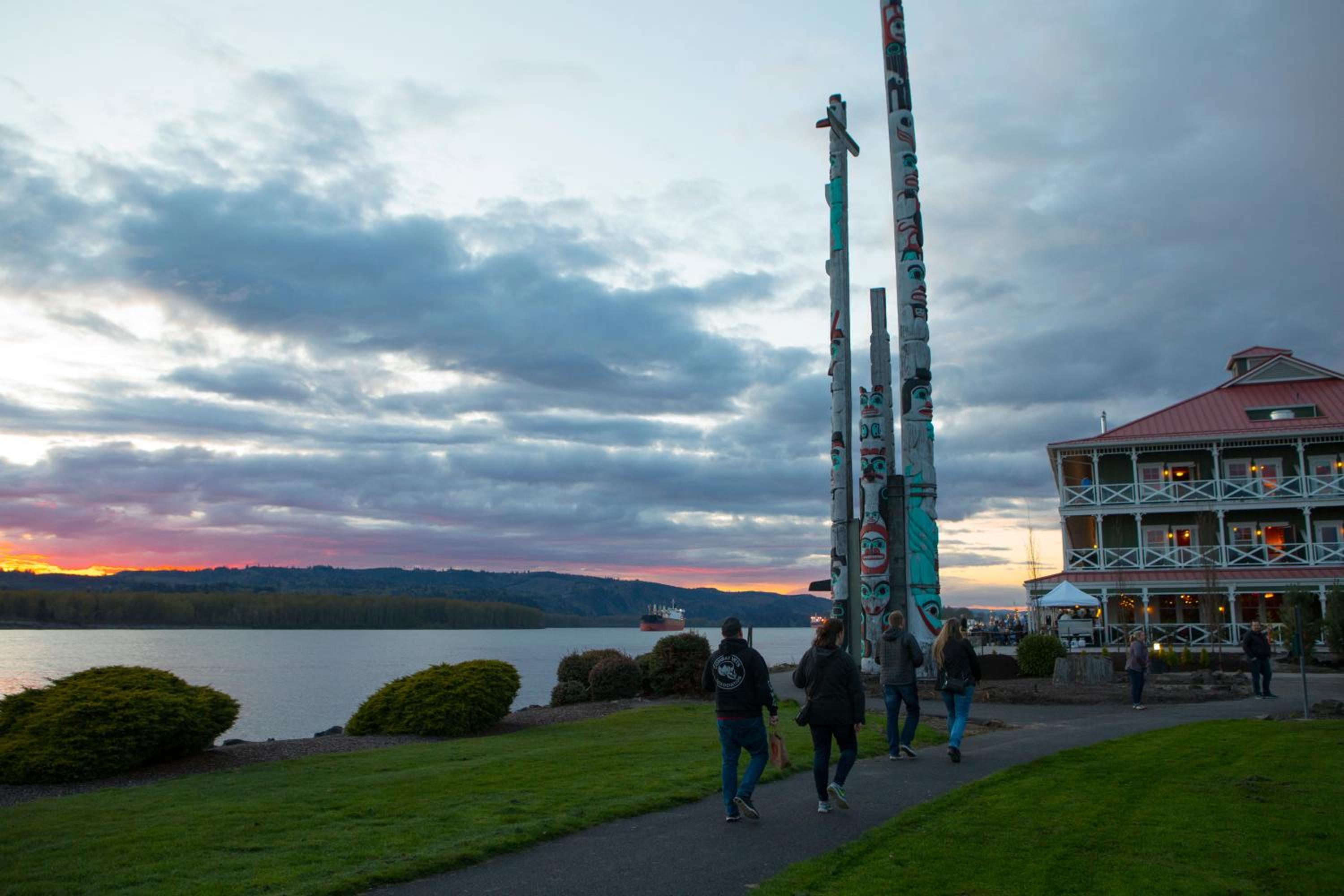 McMenamins Kalama Harbor Lodge