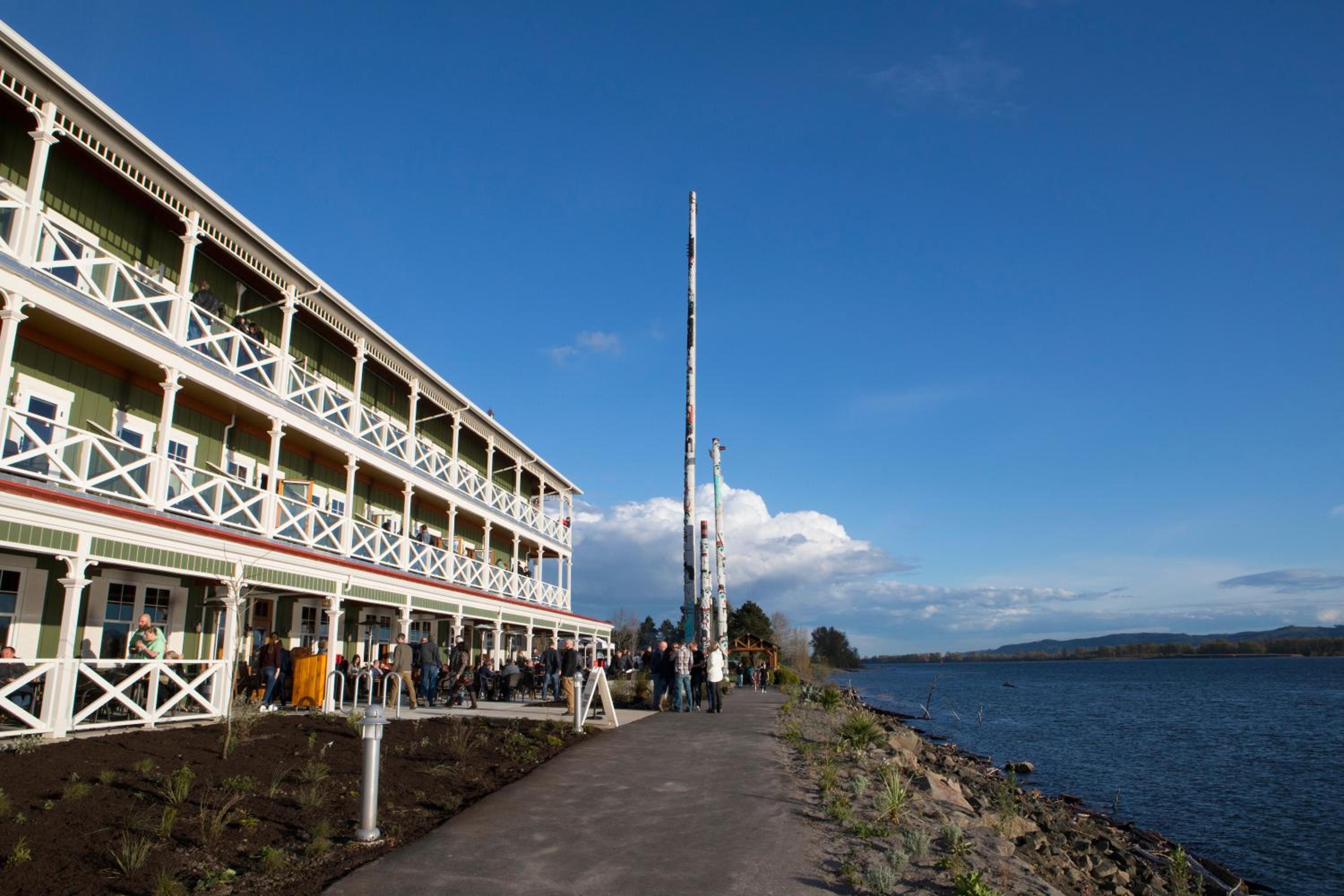 McMenamins Kalama Harbor Lodge
