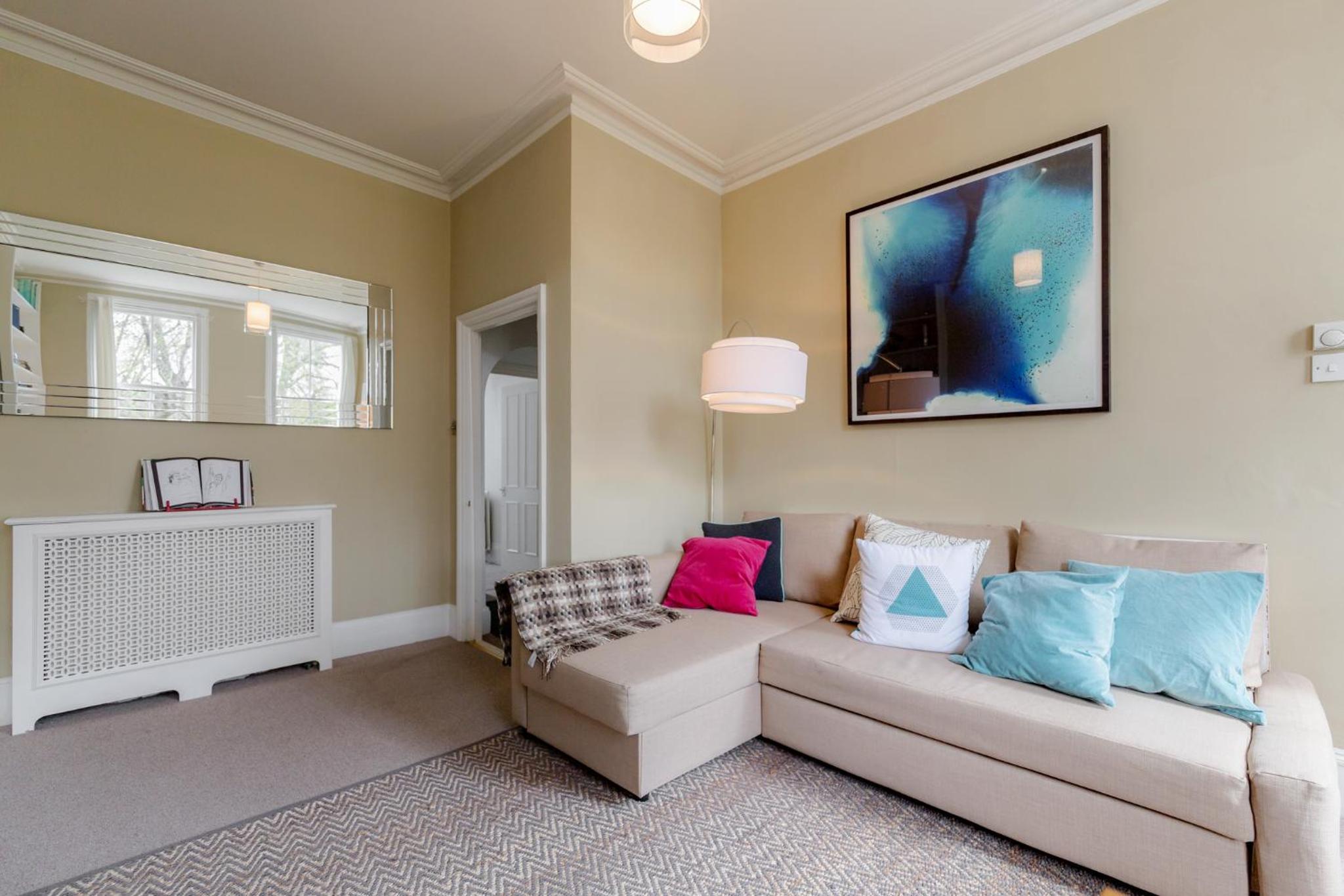 Earls Court Apartments by BaseToGo