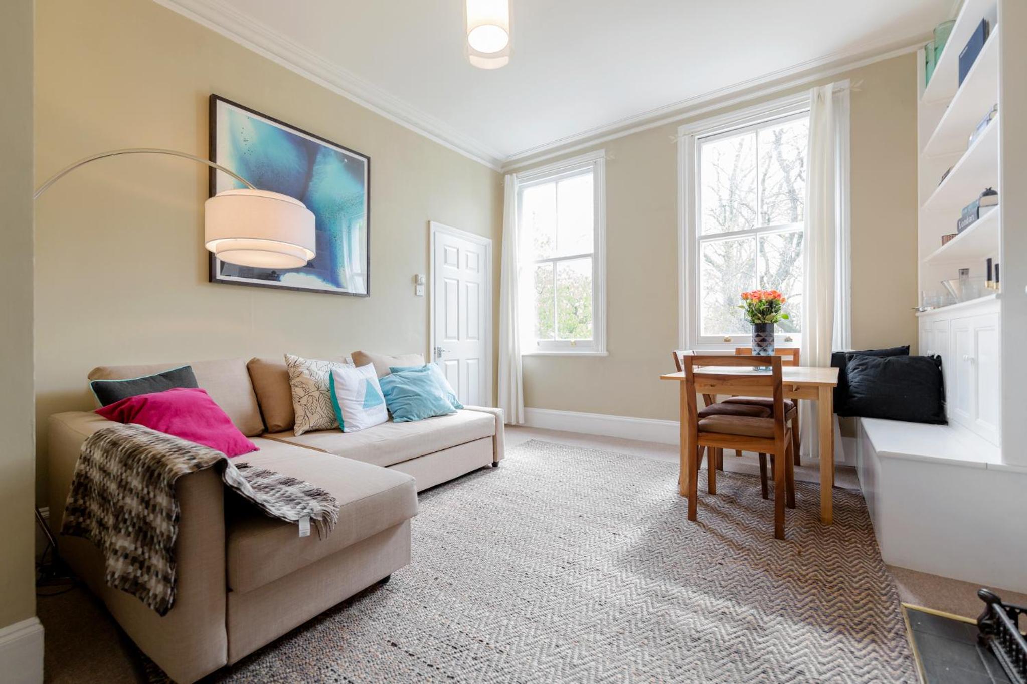 Earls Court Apartments by BaseToGo