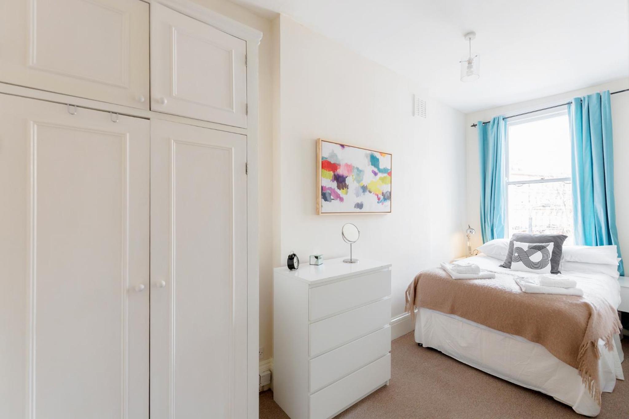 Earls Court Apartments by BaseToGo