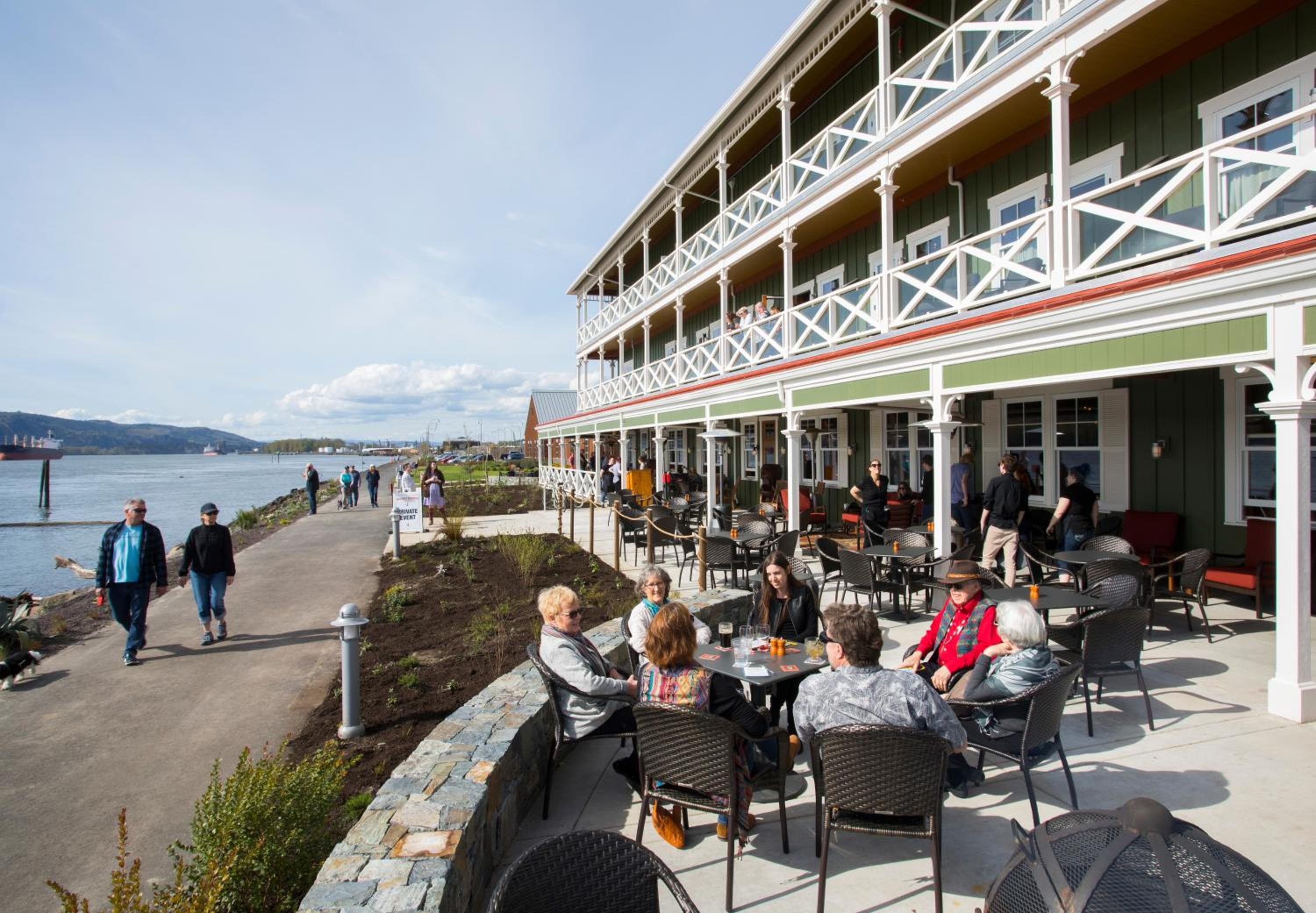 McMenamins Kalama Harbor Lodge