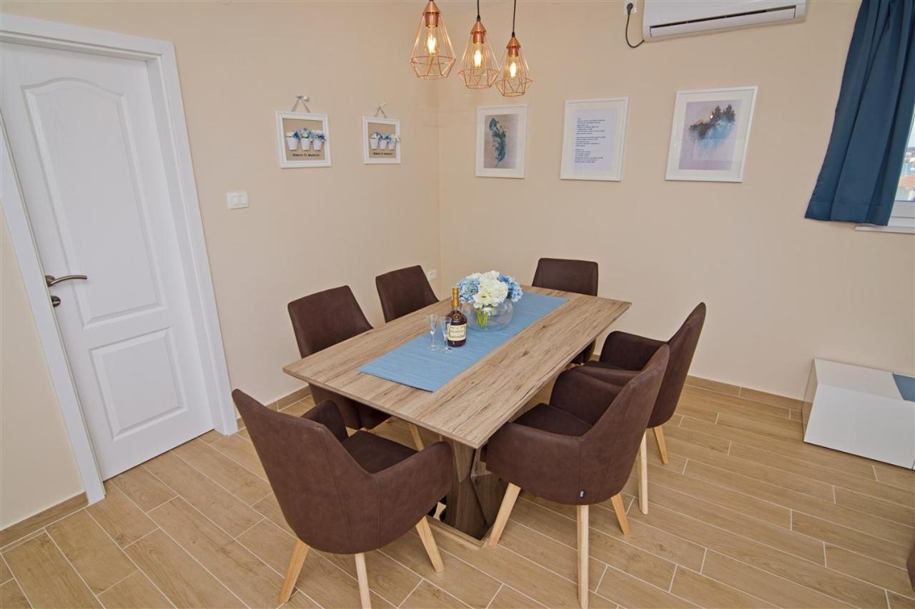 Apartment Obratov en Tisno — dining